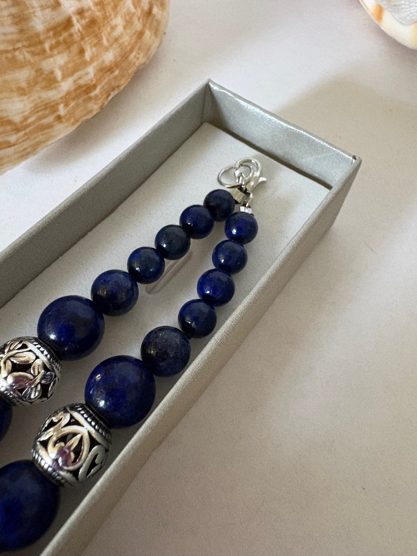 Handgefertigte Lapisperlenkette mit Muscheln & markantem Lapis-Anhänger – ca. 41 cm