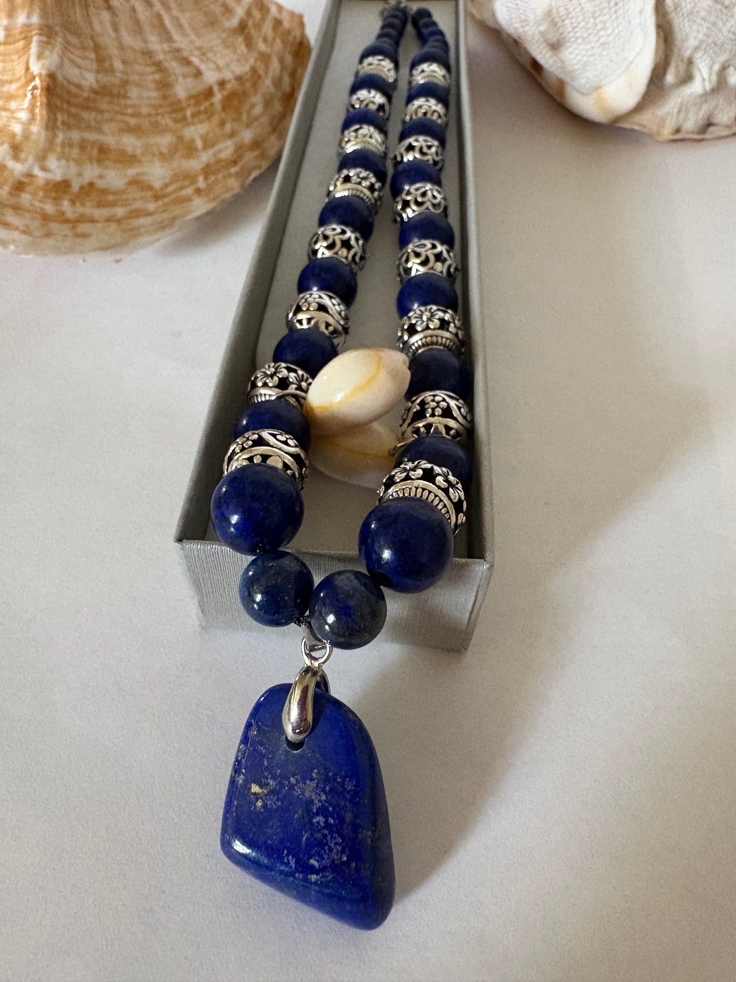Handgefertigte Lapisperlenkette mit Muscheln & markantem Lapis-Anhänger – ca. 41 cm