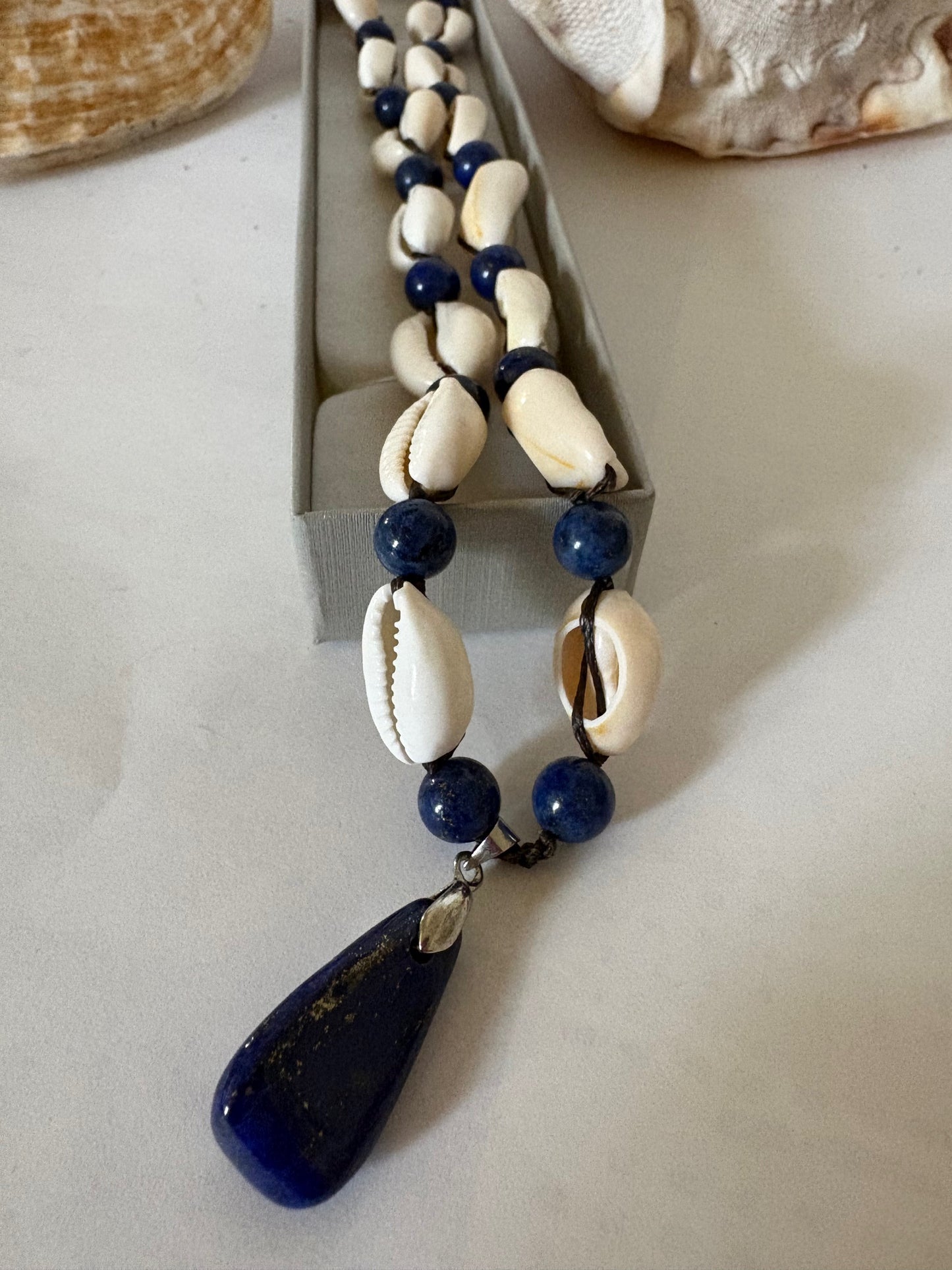 Handgefertigte Lapislazuli-Kette mit Muscheln & Lapislazuli-Anhänger – maritim & natürlich