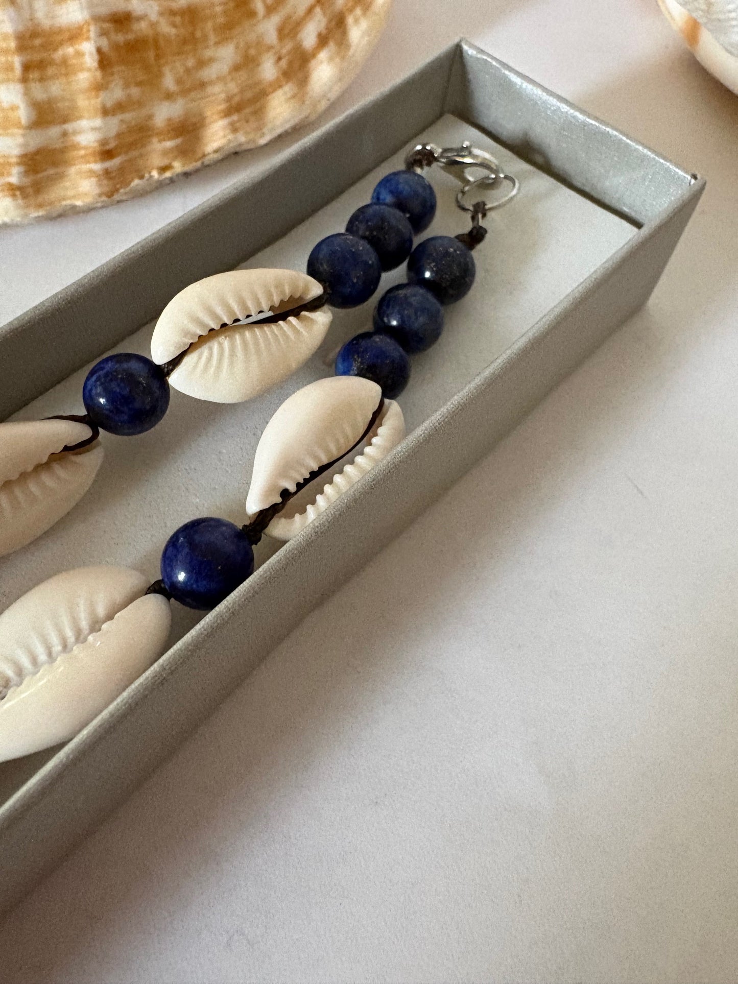 Handgefertigte Lapislazuli-Kette mit Muscheln & Lapislazuli-Anhänger – maritim & natürlich