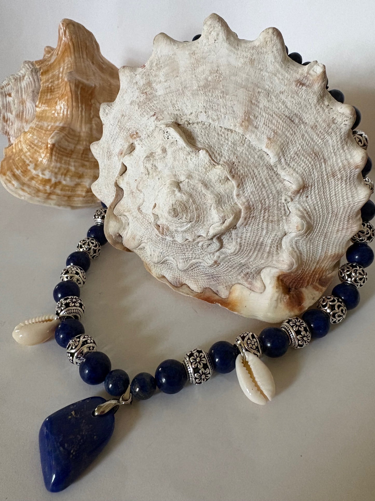 Handgefertigte Lapisperlenkette mit Muscheln & markantem Lapis-Anhänger – ca. 41 cm