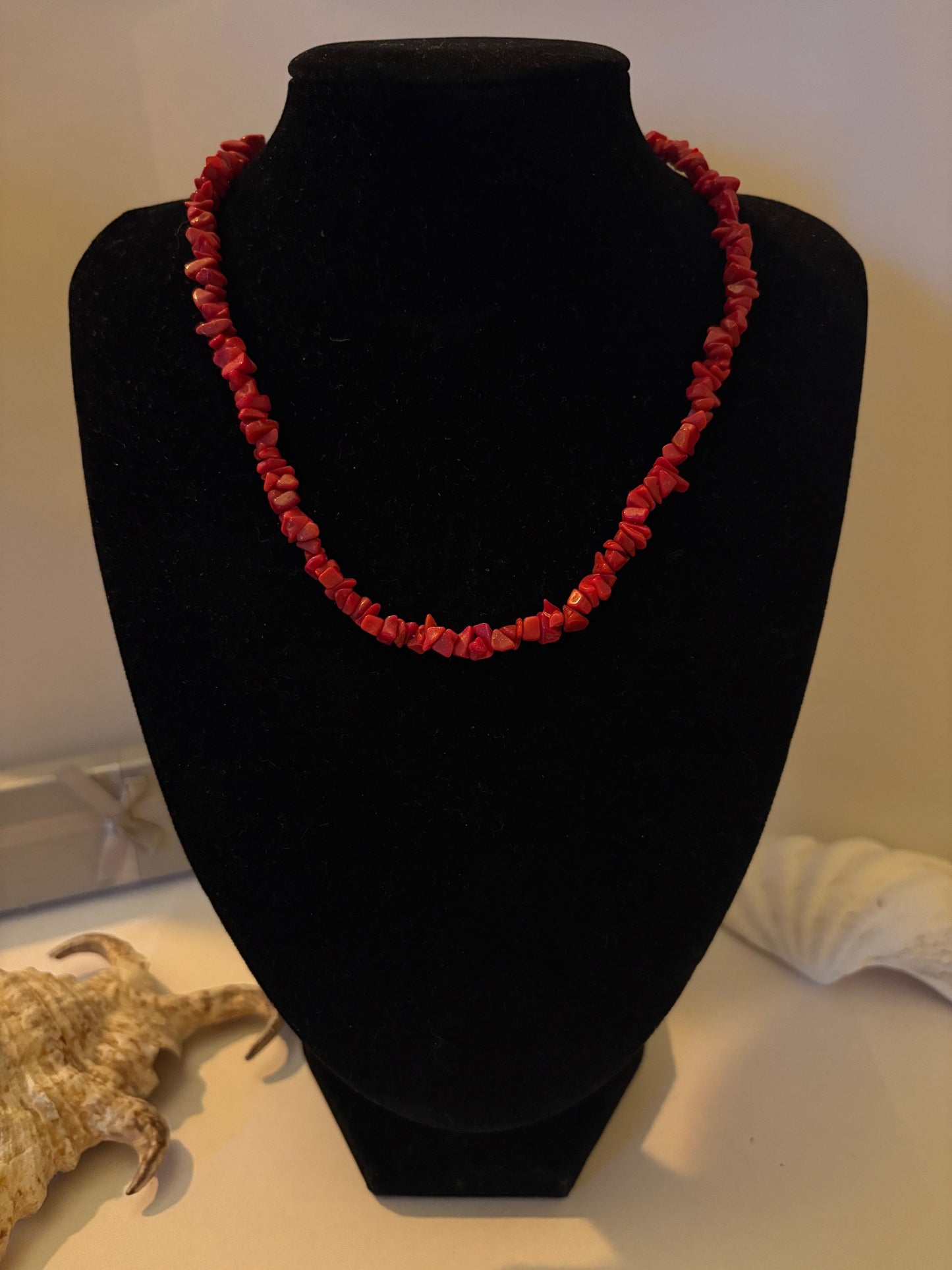 Vintage Korallenkette Kräftiges Rot – Halsnahe Naturform 39,5 cm
