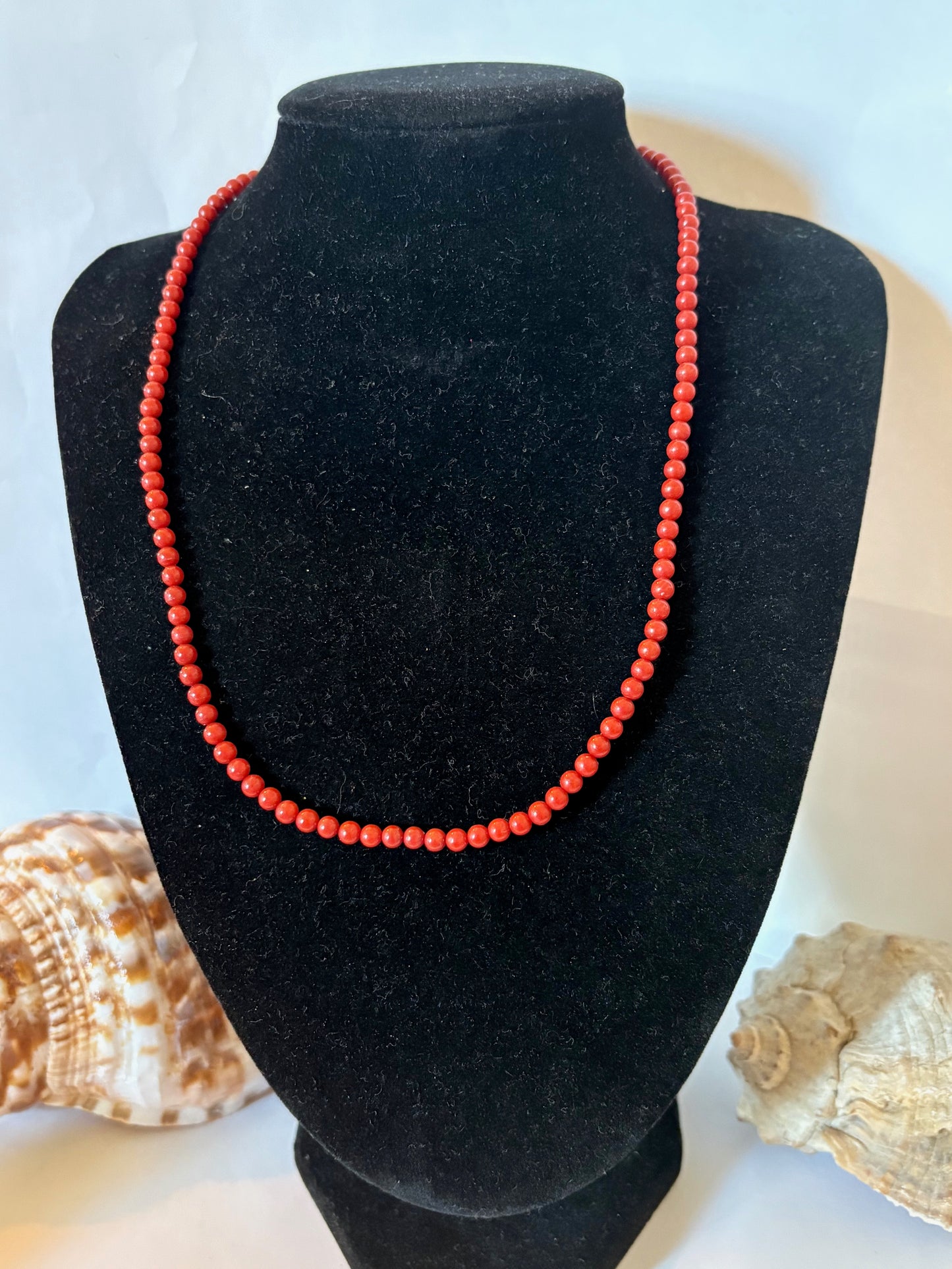 Klassische Vintage Korallenkette 45 cm – Rot-Orange Kugelperlen mit Goldoptik Verschluss