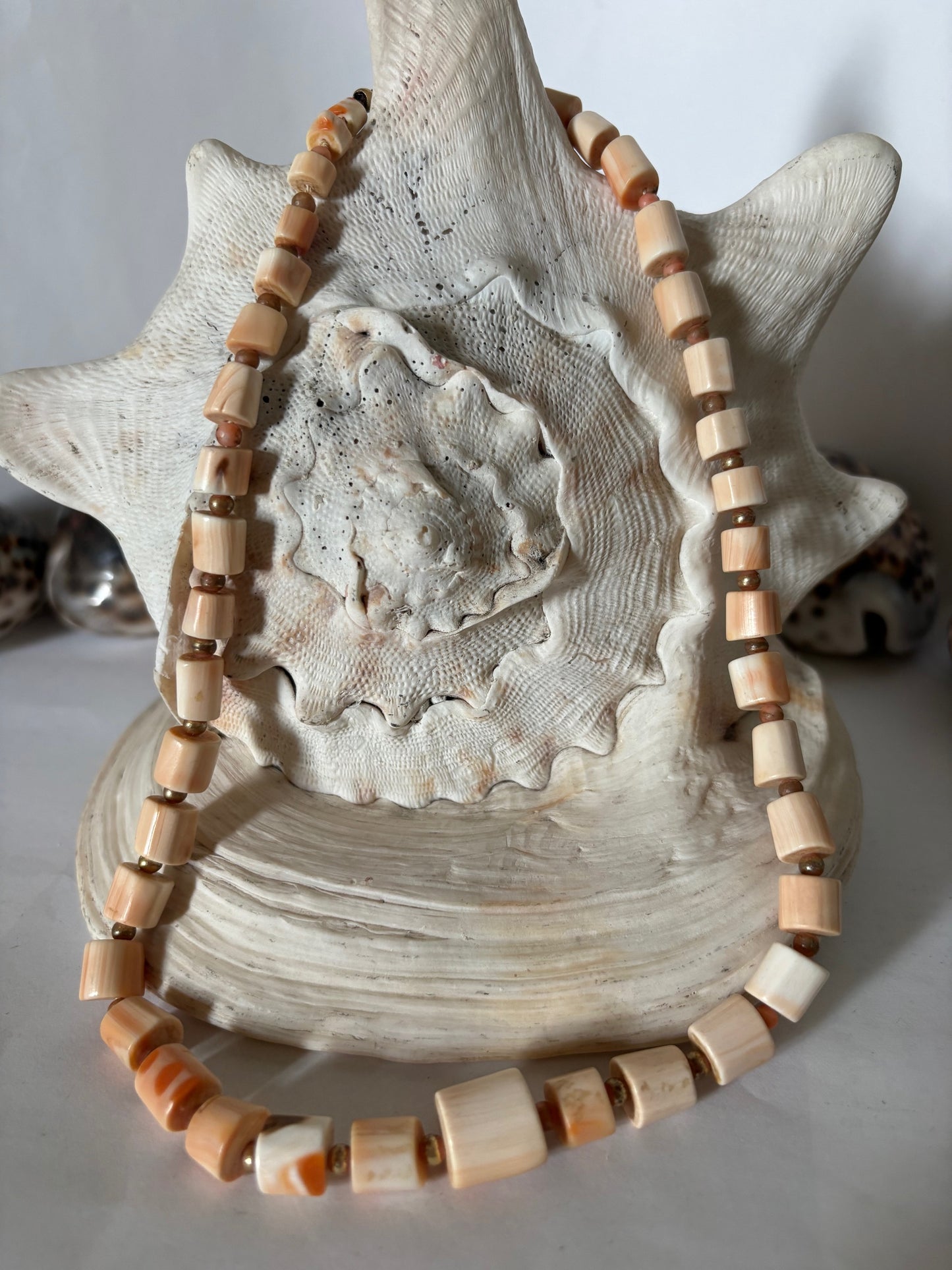 Vintage Korallenkette Naturtöne – Zylindrische Perlen in Creme & Apricot – 46 cm