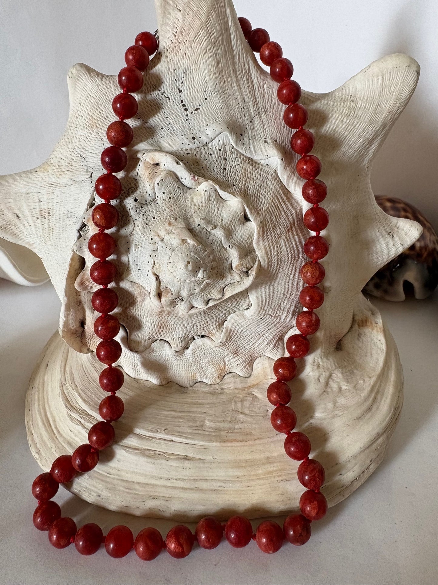 Vintage Korallenkette mit runden Kugeln in warmem Rot – 46 cm klassische Halskette