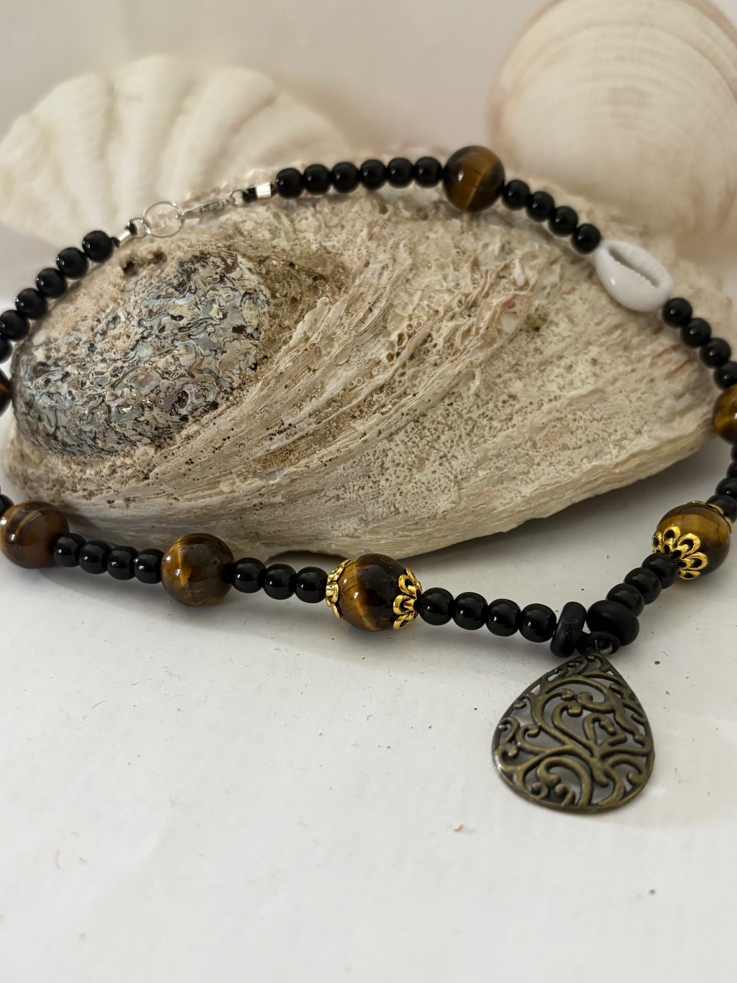 Handgefertigte Tigerauge-Kette kurz – 34 cm – Ornament-Anhänger – Boho Unikat