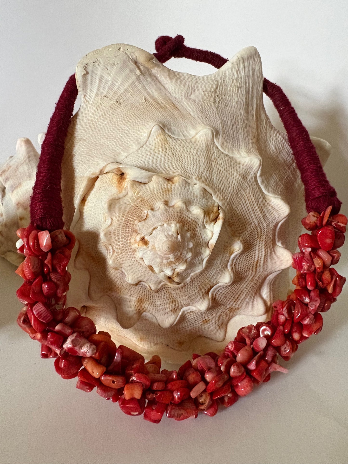 Vintage rote Korallenkette – opulentes Collier mit textiler Schnur, ca. 39 cm