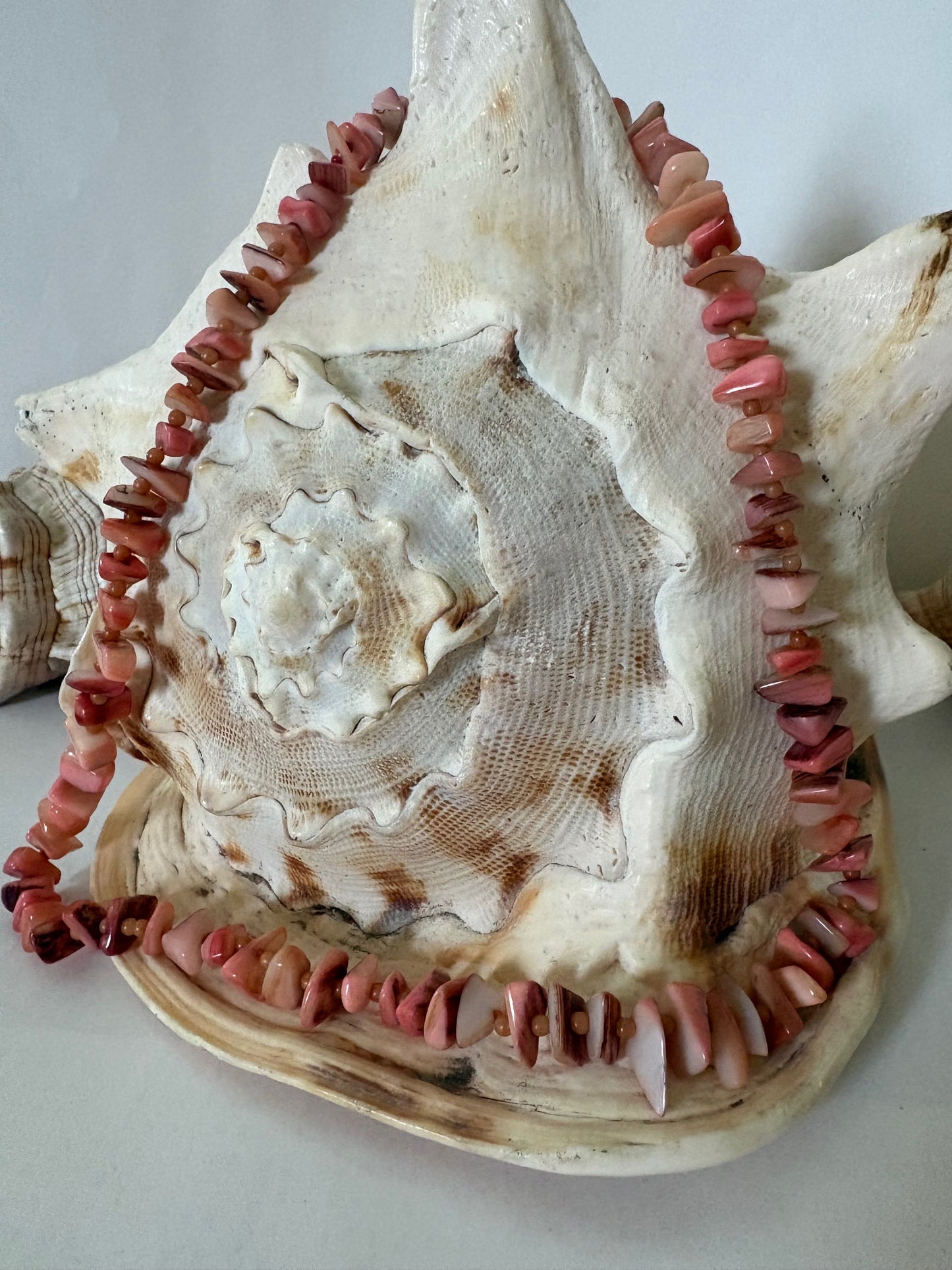 Vintage Kette in Rosé- und Cremetönen – organisch geformte Schmucksteine