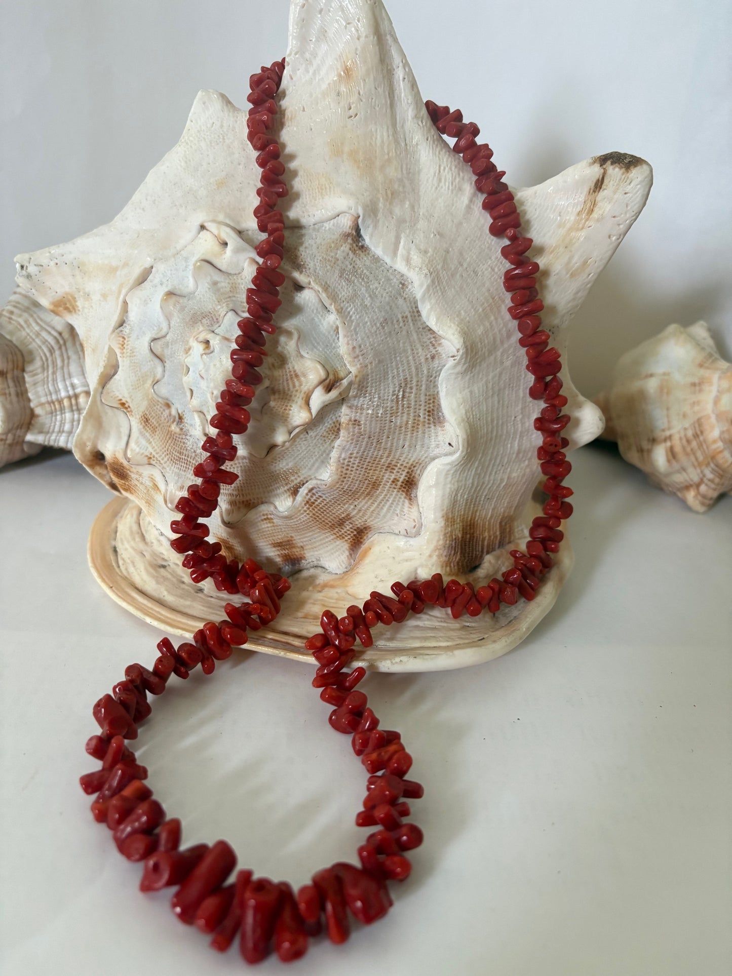 Lange Vintage-Korallenkette in kräftigem Rot – klassisches Collier mit natürlicher Ausstrahlung