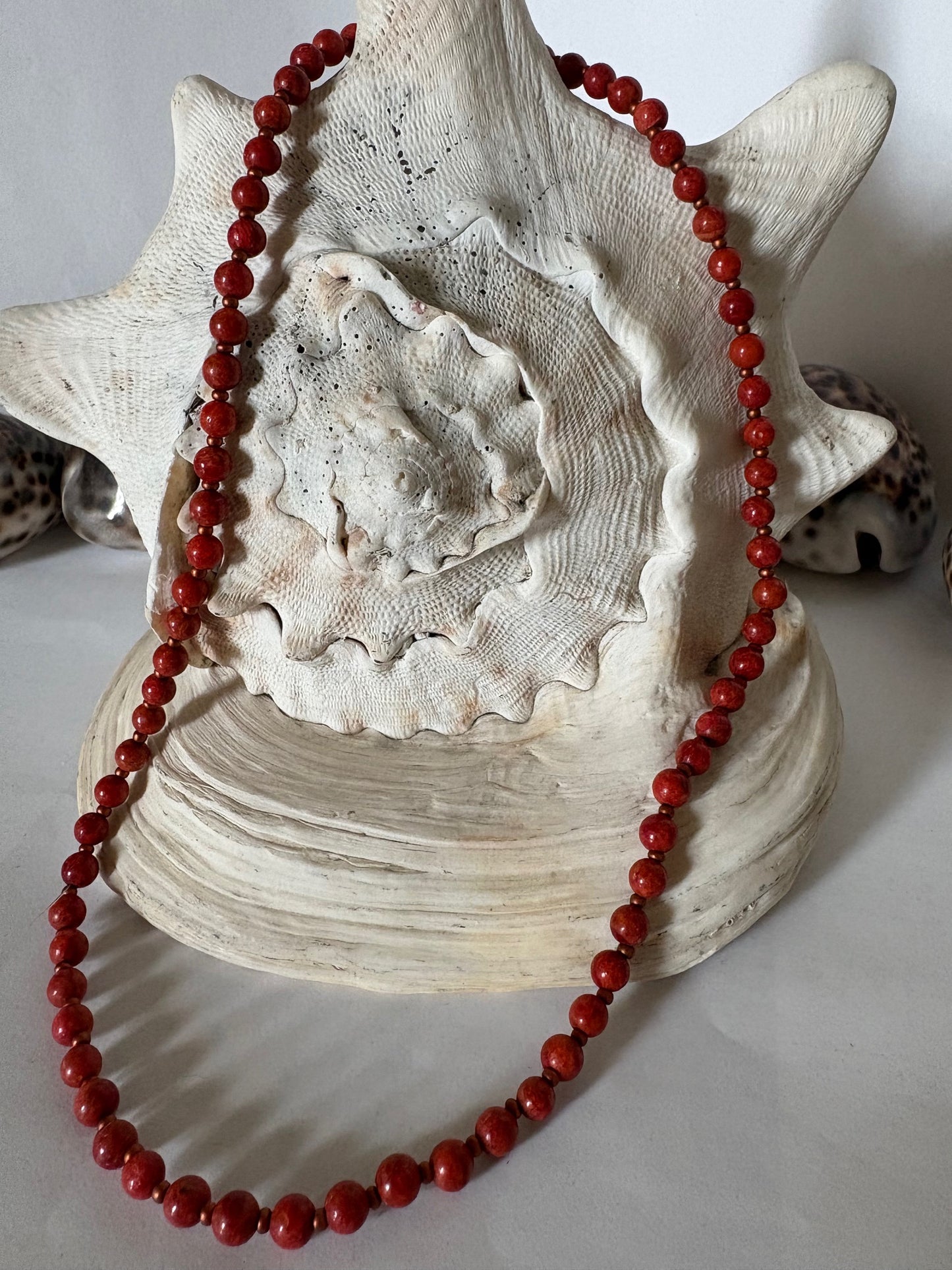 Vintage Korallenperlen Kette Rot-Orange – Klassische Kugelkette mit Zwischenperlen