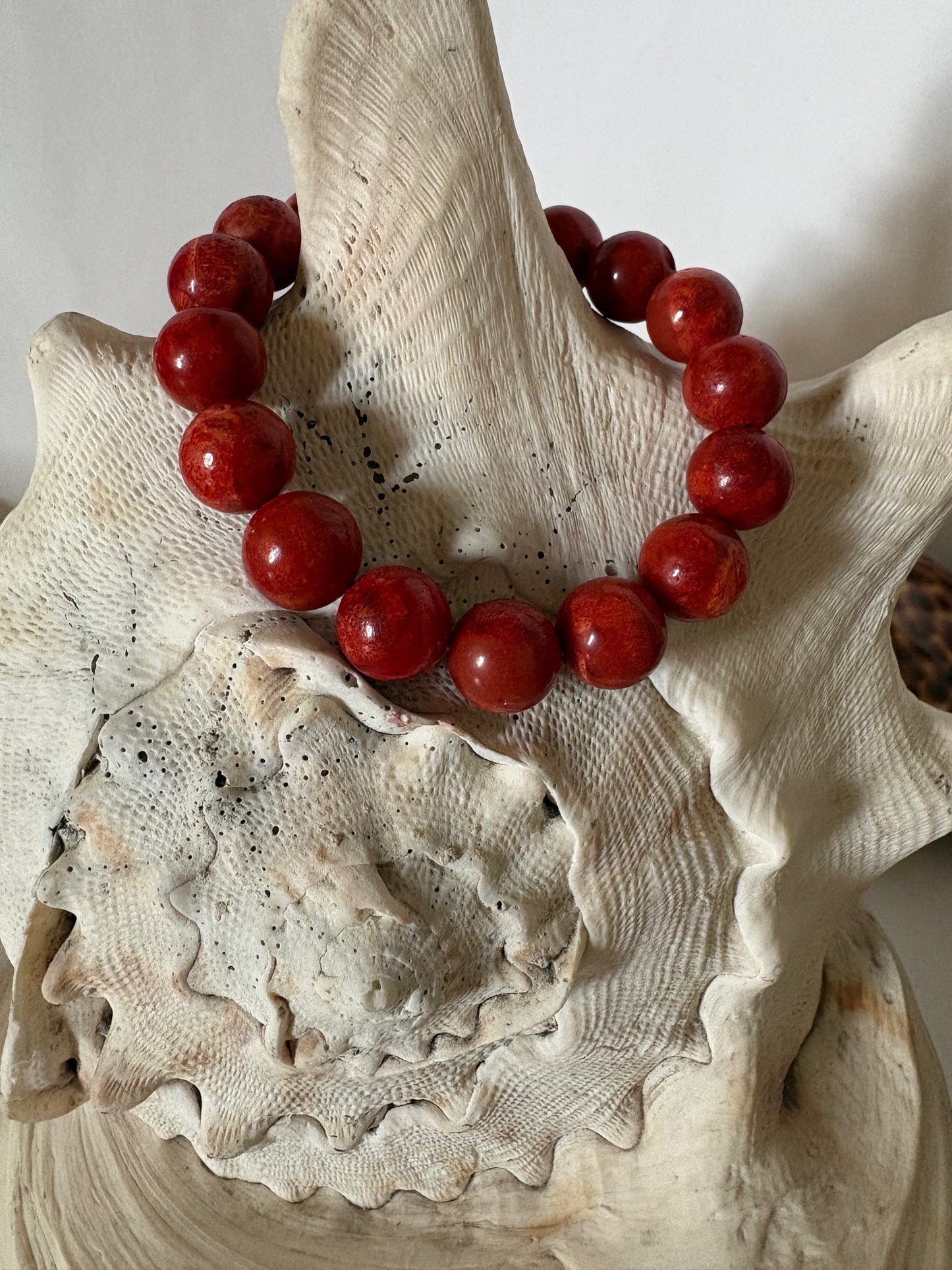 Vintage Korallenarmband mit großen Kugeln in warmem Rot – Elastisches Statement-Armband