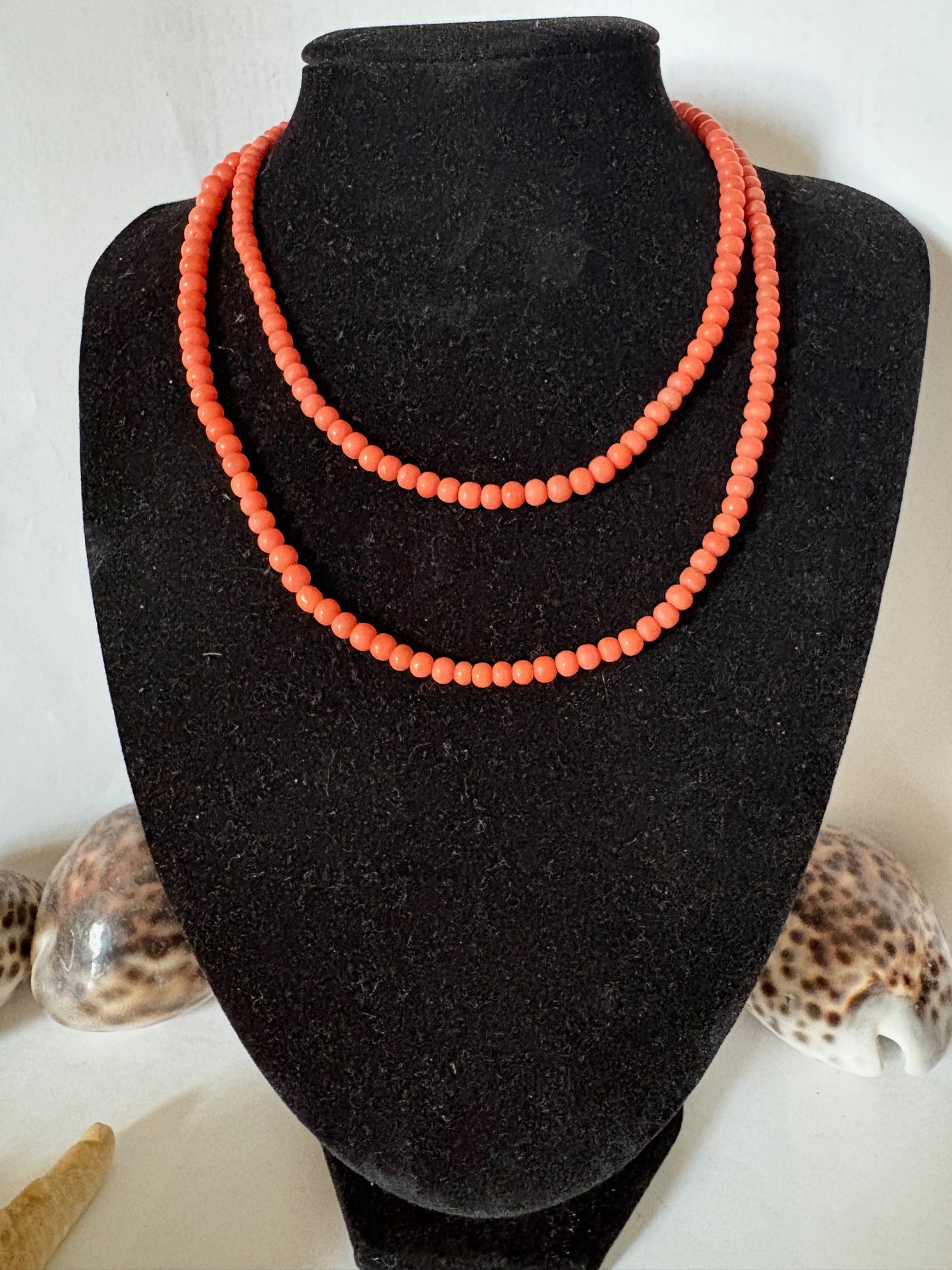 Lange Vintage Korallenkette 80 cm – Lachsrote Perlenkette mit Kastenschließe