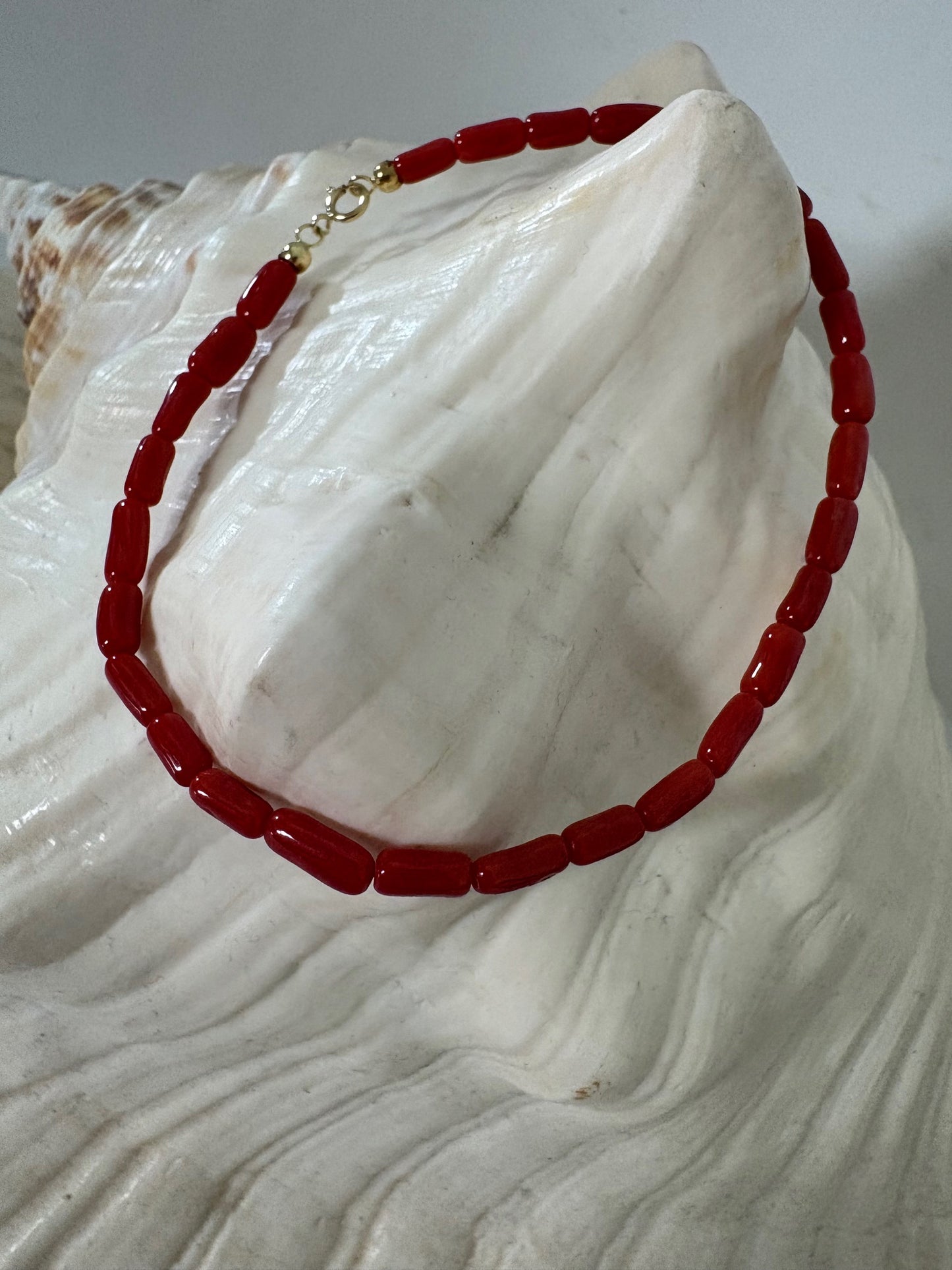 Elegantes Vintage-Korallenarmband mit roter Mittelmeer-Koralle und 18 kt Goldverschluss