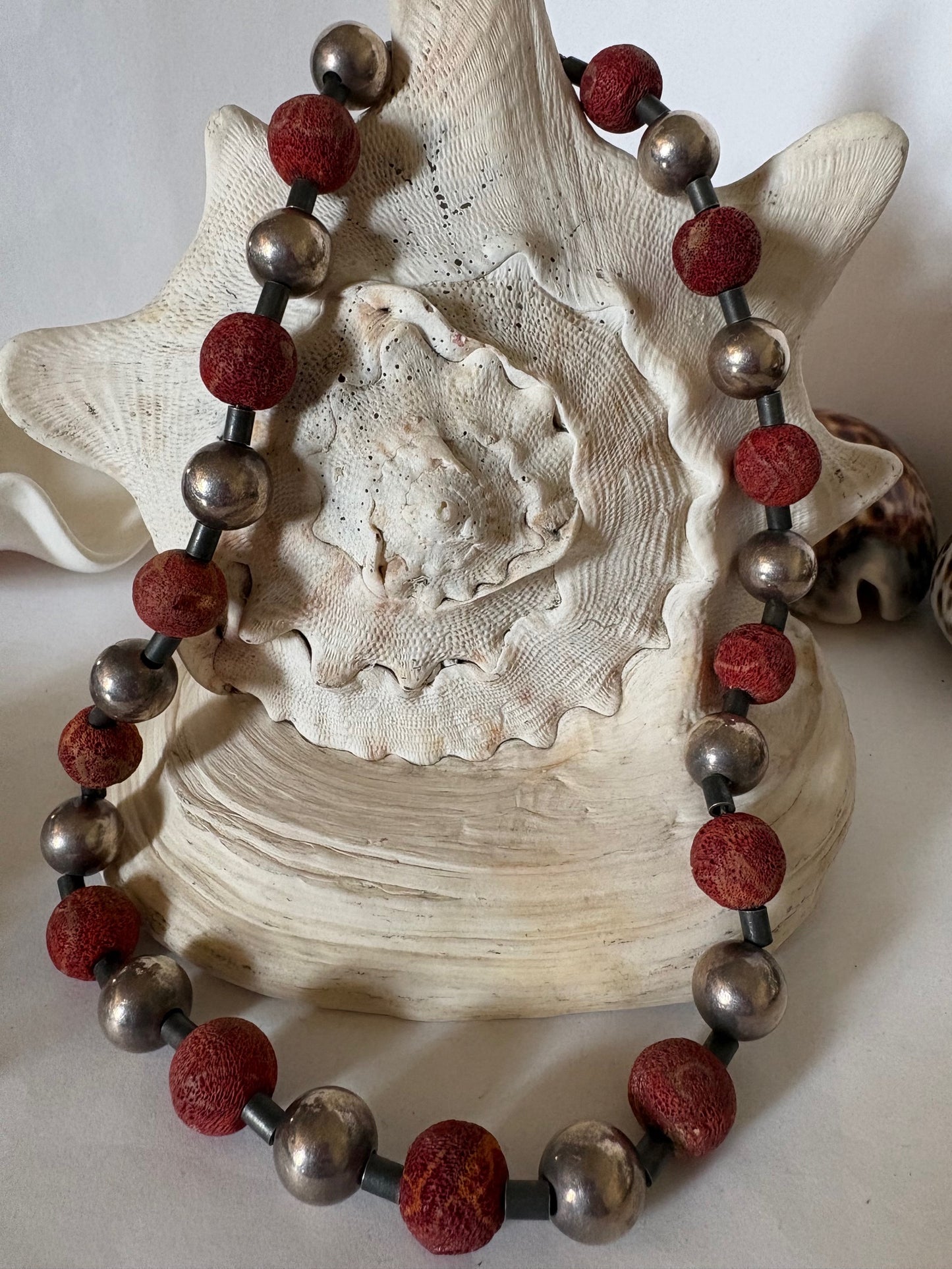 Vintage Korallenkette mit großen Kugeln und Metallakzenten – 48 cm Statement-Collier