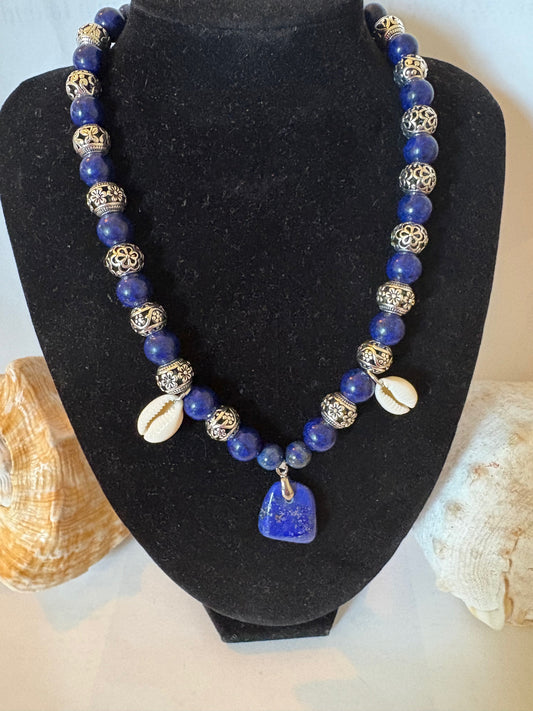 Handgefertigte Lapisperlenkette mit Muscheln & markantem Lapis-Anhänger – ca. 41 cm