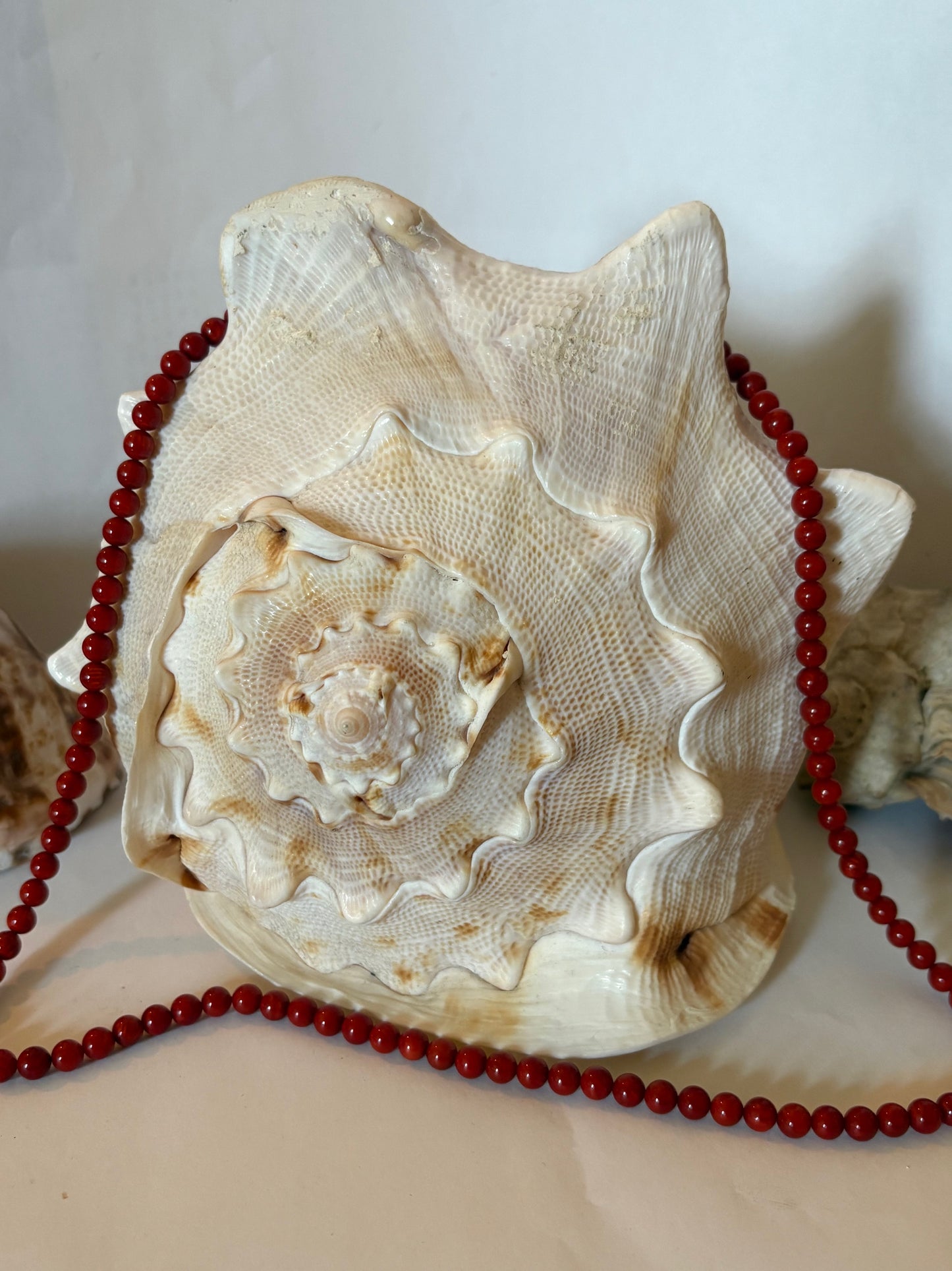 Lange Vintage Korallenkette 60 cm – Klassische Rot-Orange Kugelperlen – Zeitlose Eleganz