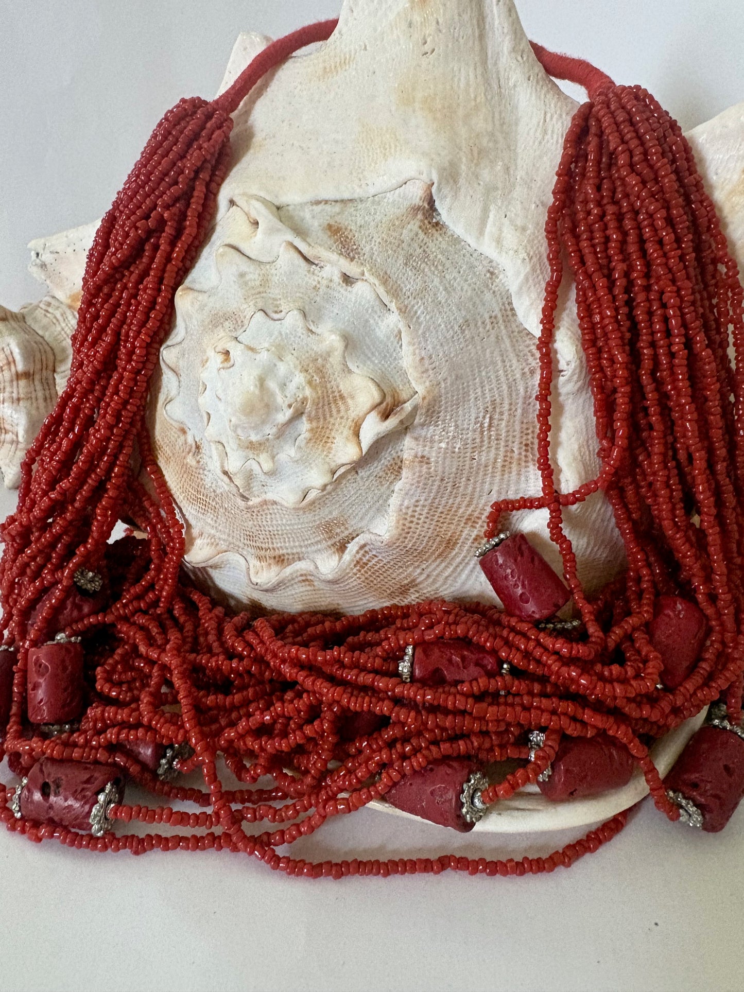 Mehrreihige Vintage-Korallenkette in kräftigem Rot – opulentes Statement-Collier mit textilem Verschluss