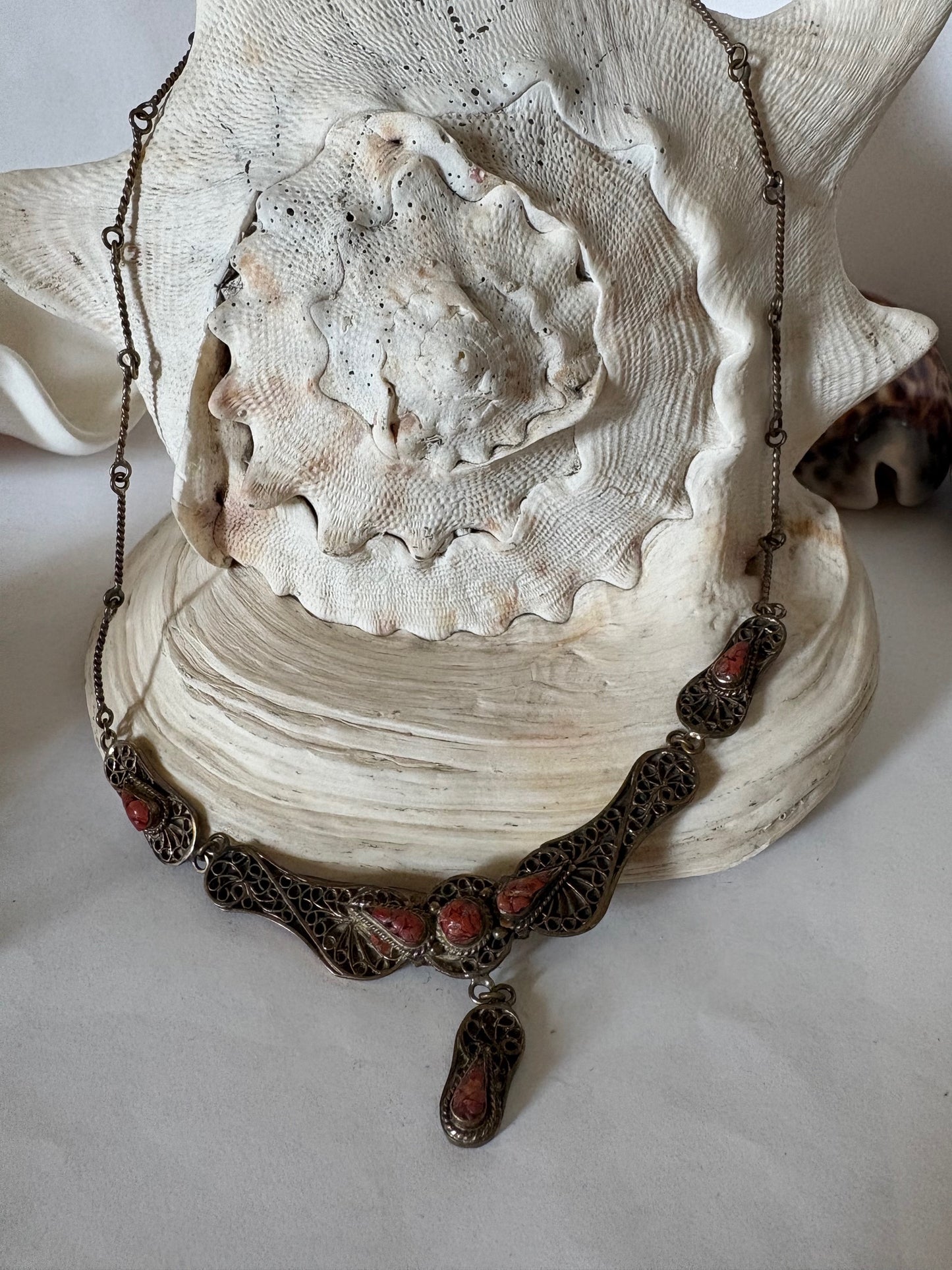 Vintage Korallen Collier mit Zierelementen – Antik inspirierte Halskette mit Metallornamenten