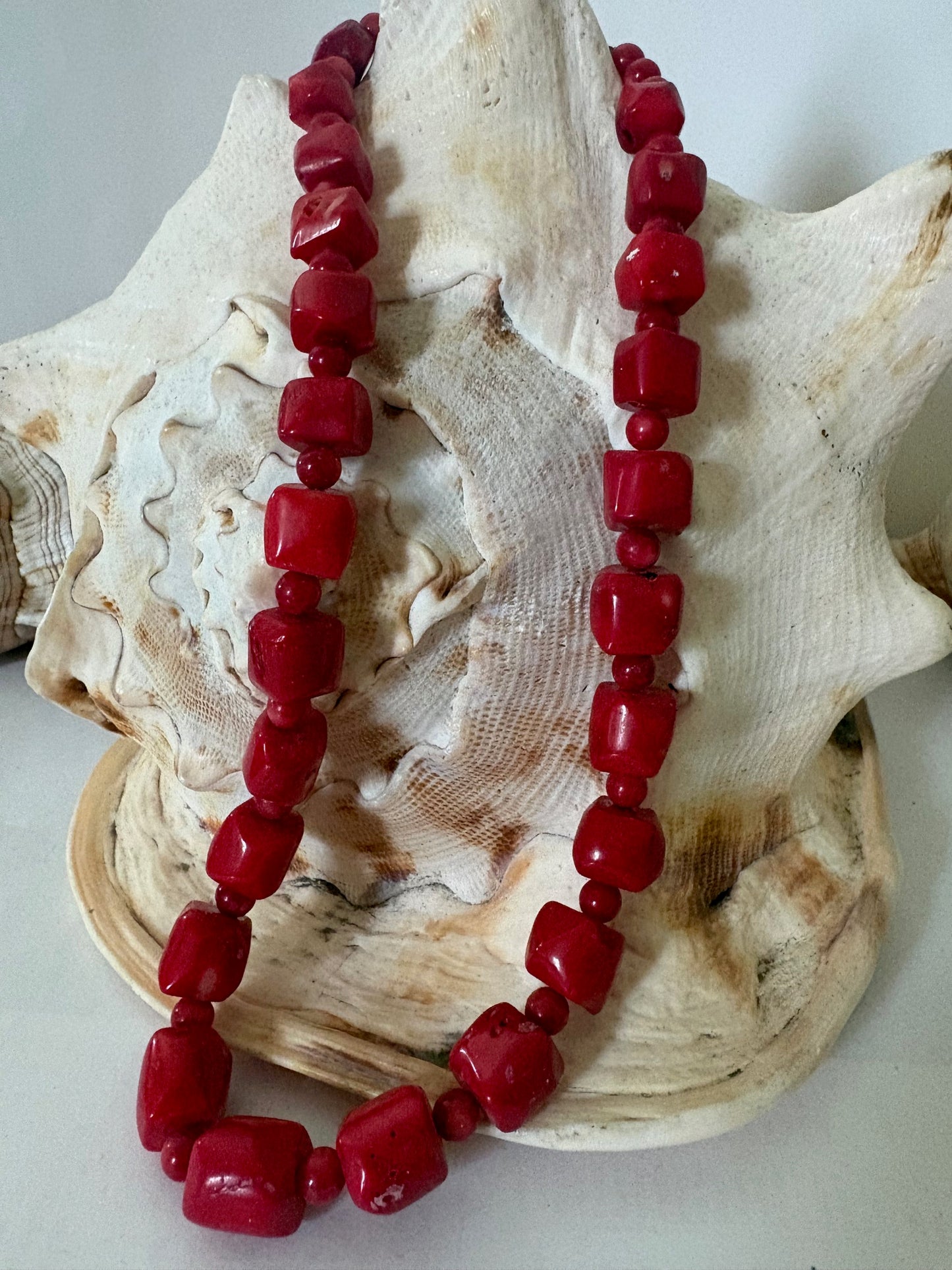 Klassische Vintage-Korallenkette in kräftigem Rot mit geometrischen Perlen