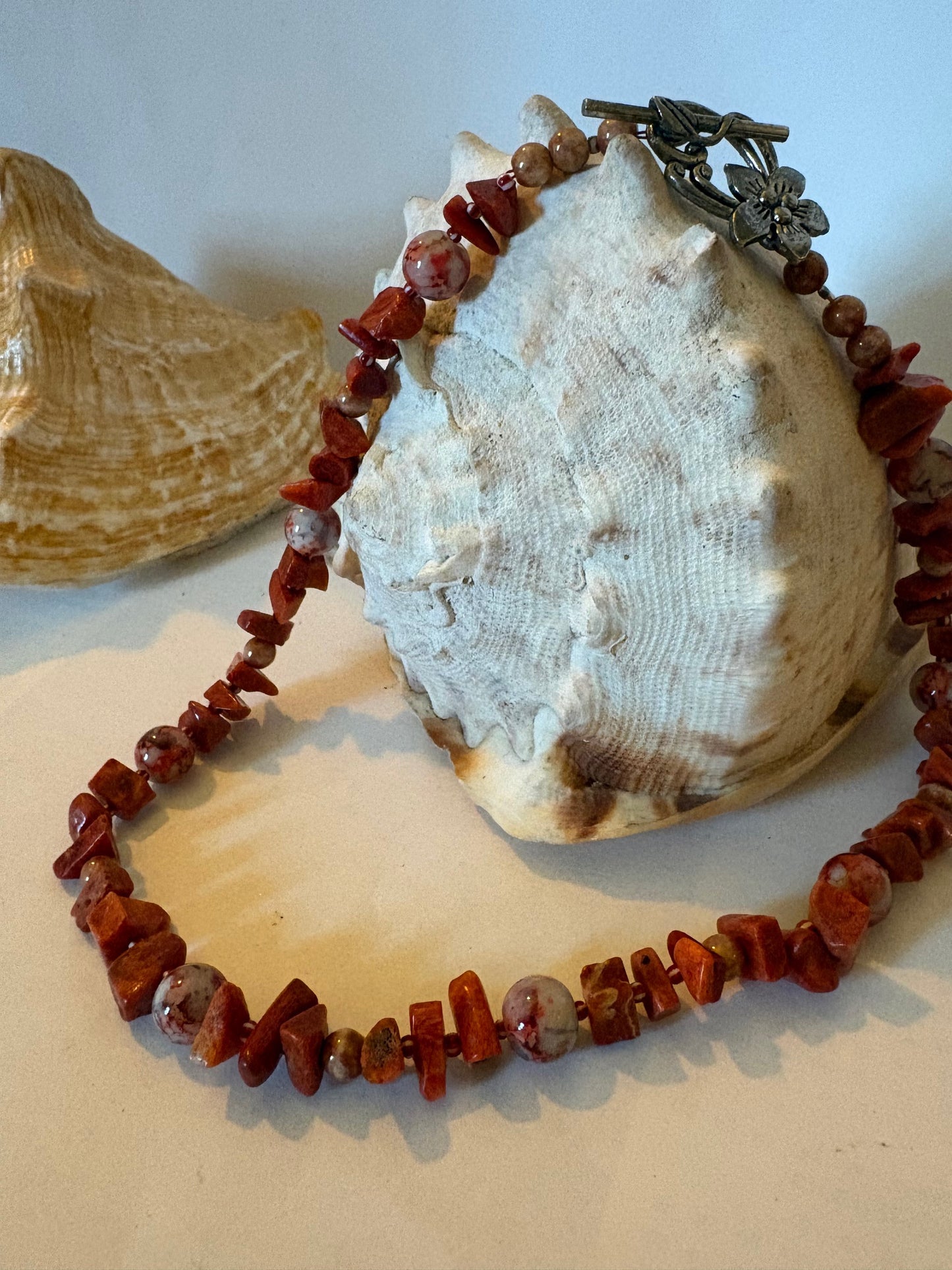 Vintage Korallenkette aus Schaumkoralle & Jaspis mit dekorativem Verschluss