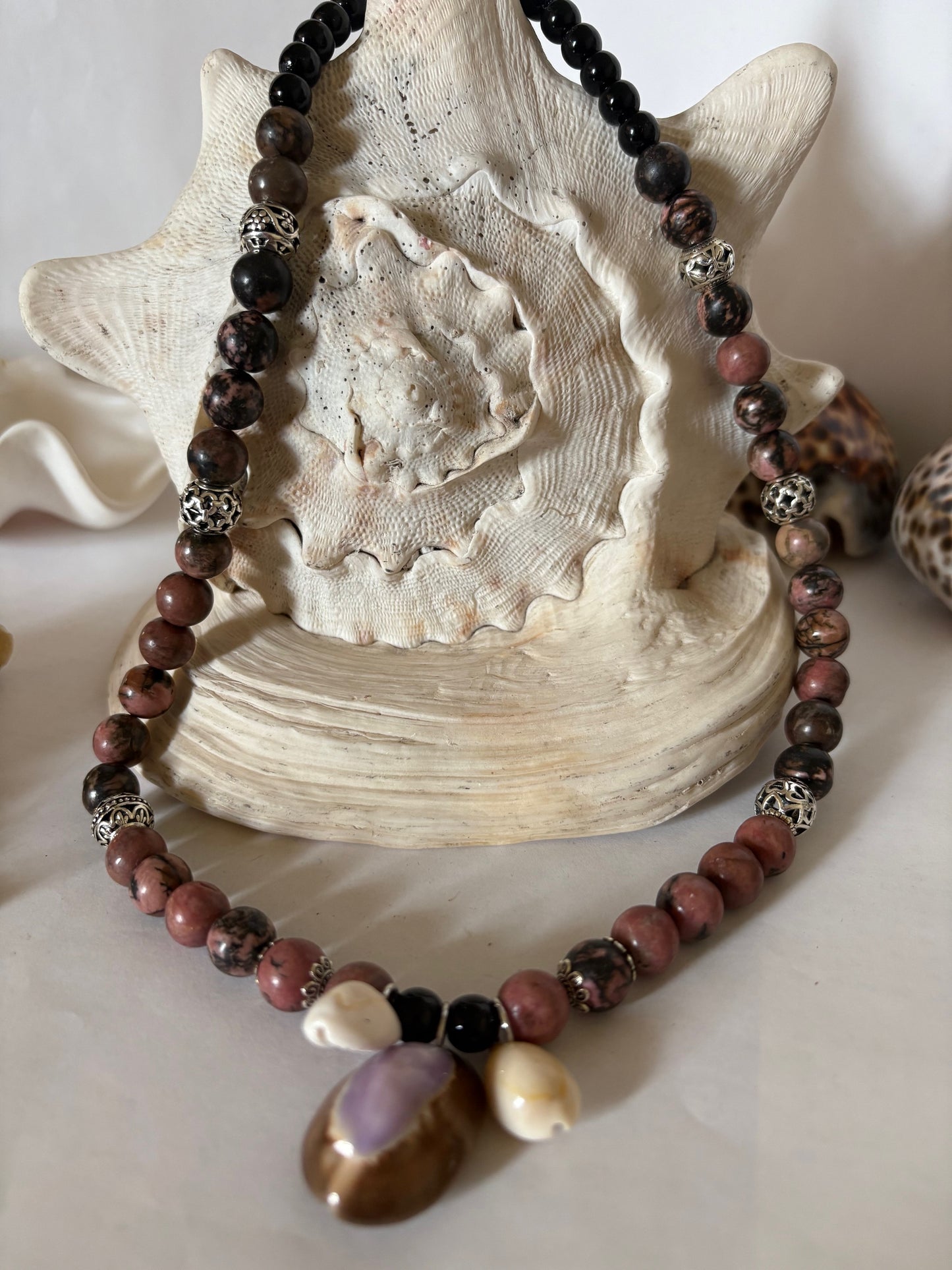 Boho Statement Halskette mit Rhodonit & Muschelanhänger – Handgefertigtes Unikat