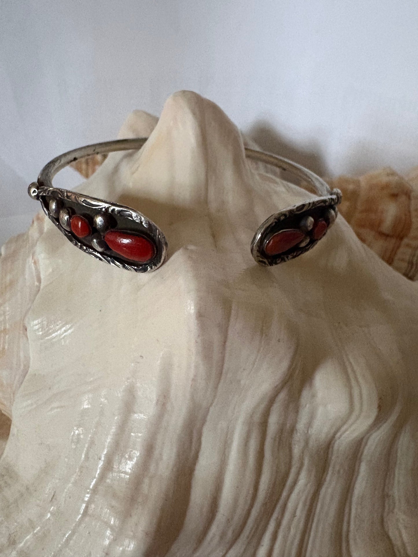 Silberner Vintage-Armreif mit roter Koralle – klassischer Statement-Armreif