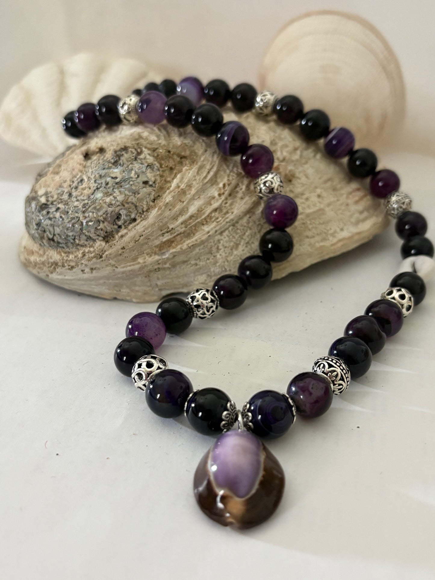 Handgefertigte Achat-Kette mit Muscheldetail – Lava & Metall – Boho Unikat