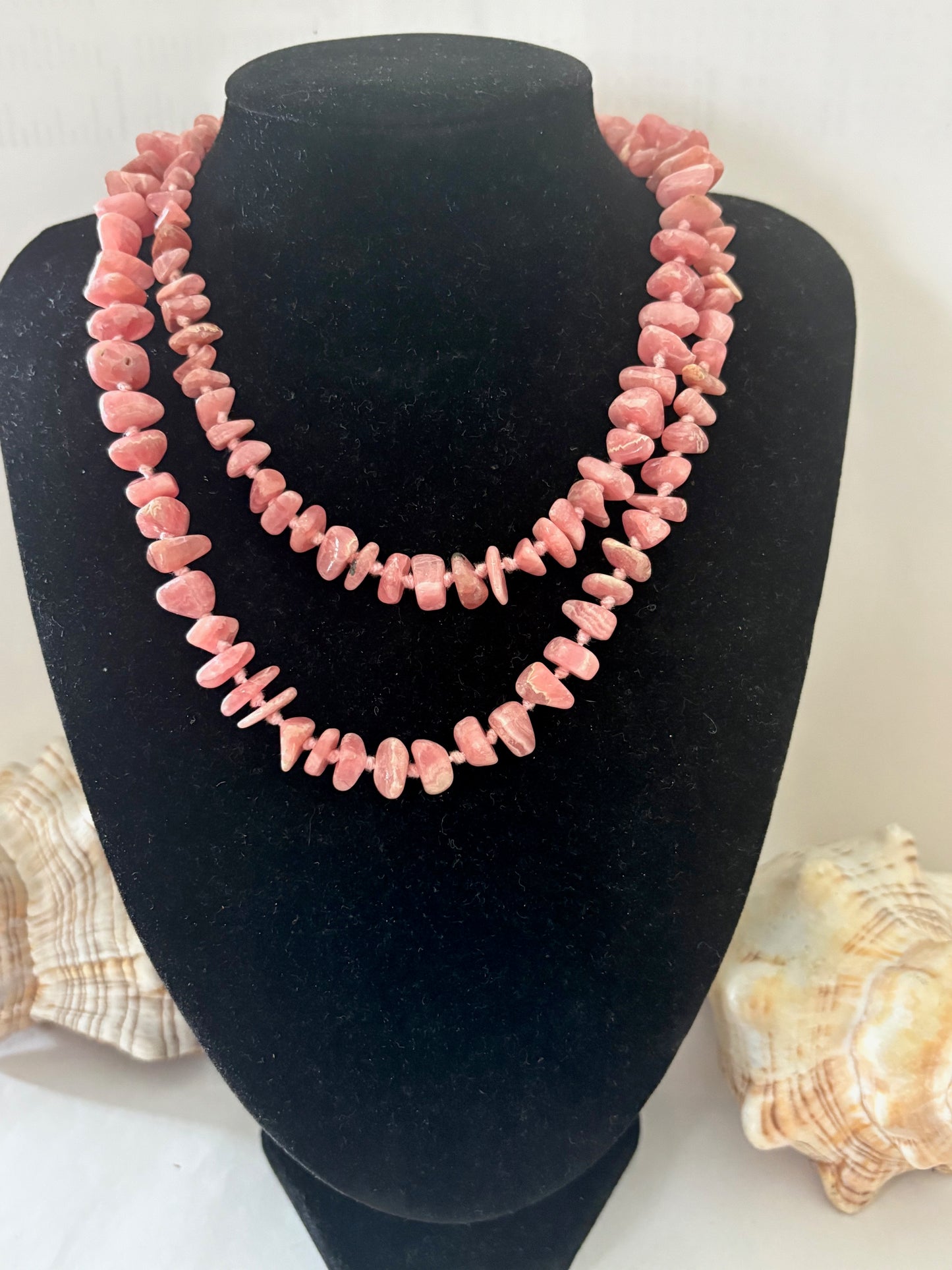 Lange Vintage-Rhodonitkette mit unregelmäßigen Steinelementen in Rosatönen