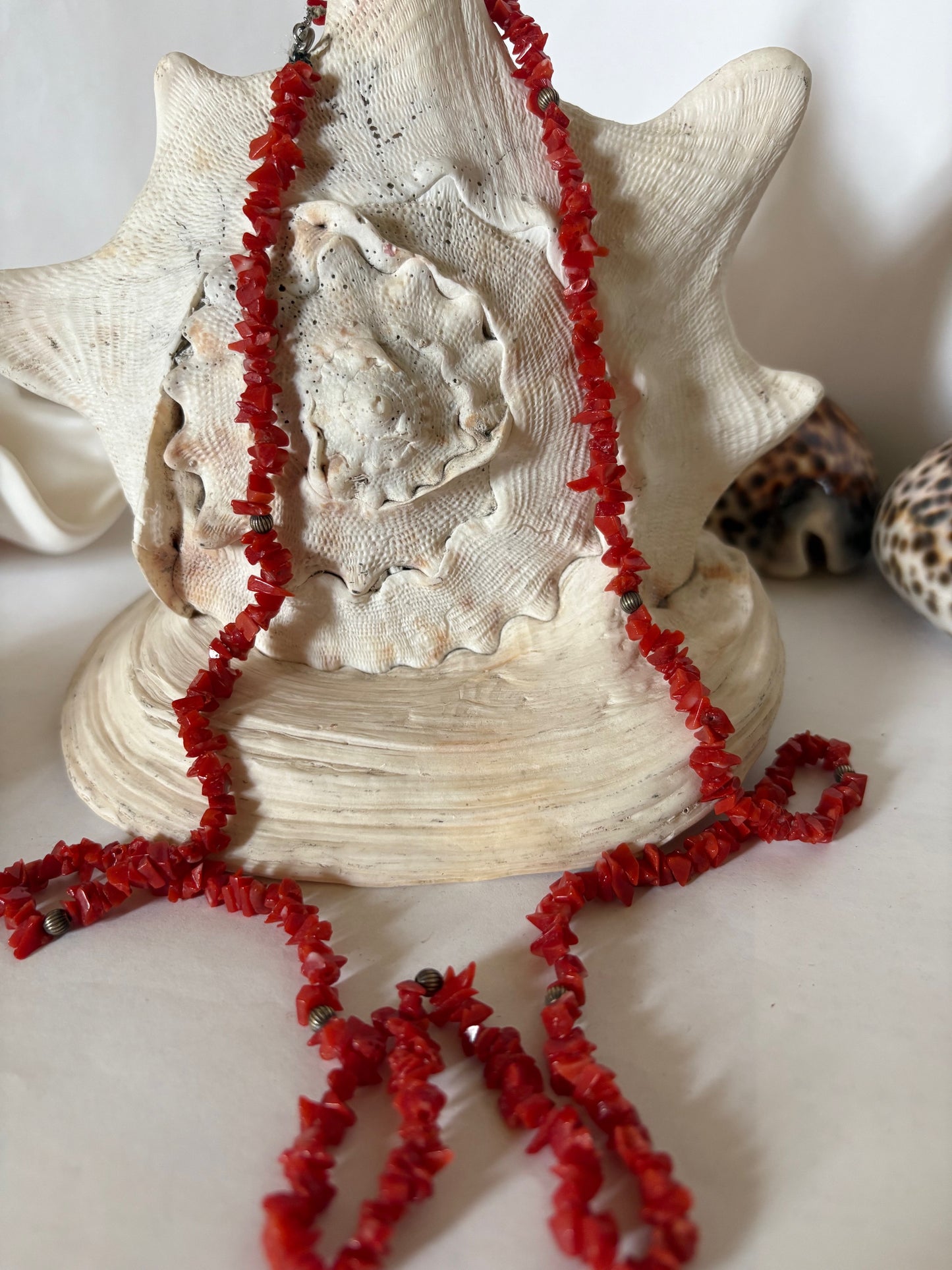 Lange Vintage Korallenkette in kräftigem Rot – 89,5 cm leichte Splitterkette