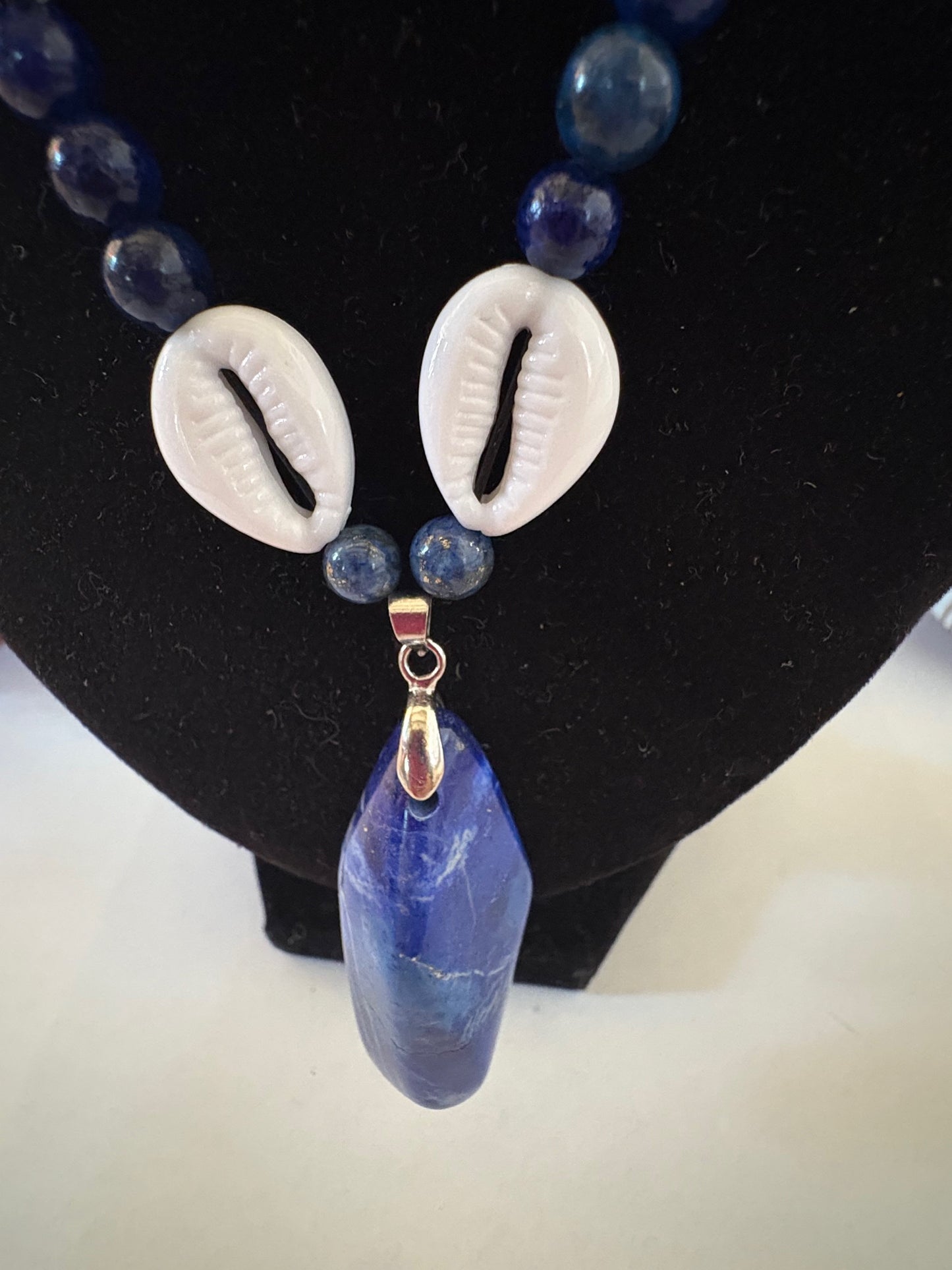 Handgefertigte Halskette aus Lapislazuli & Muscheln – ca. 47,5 cm