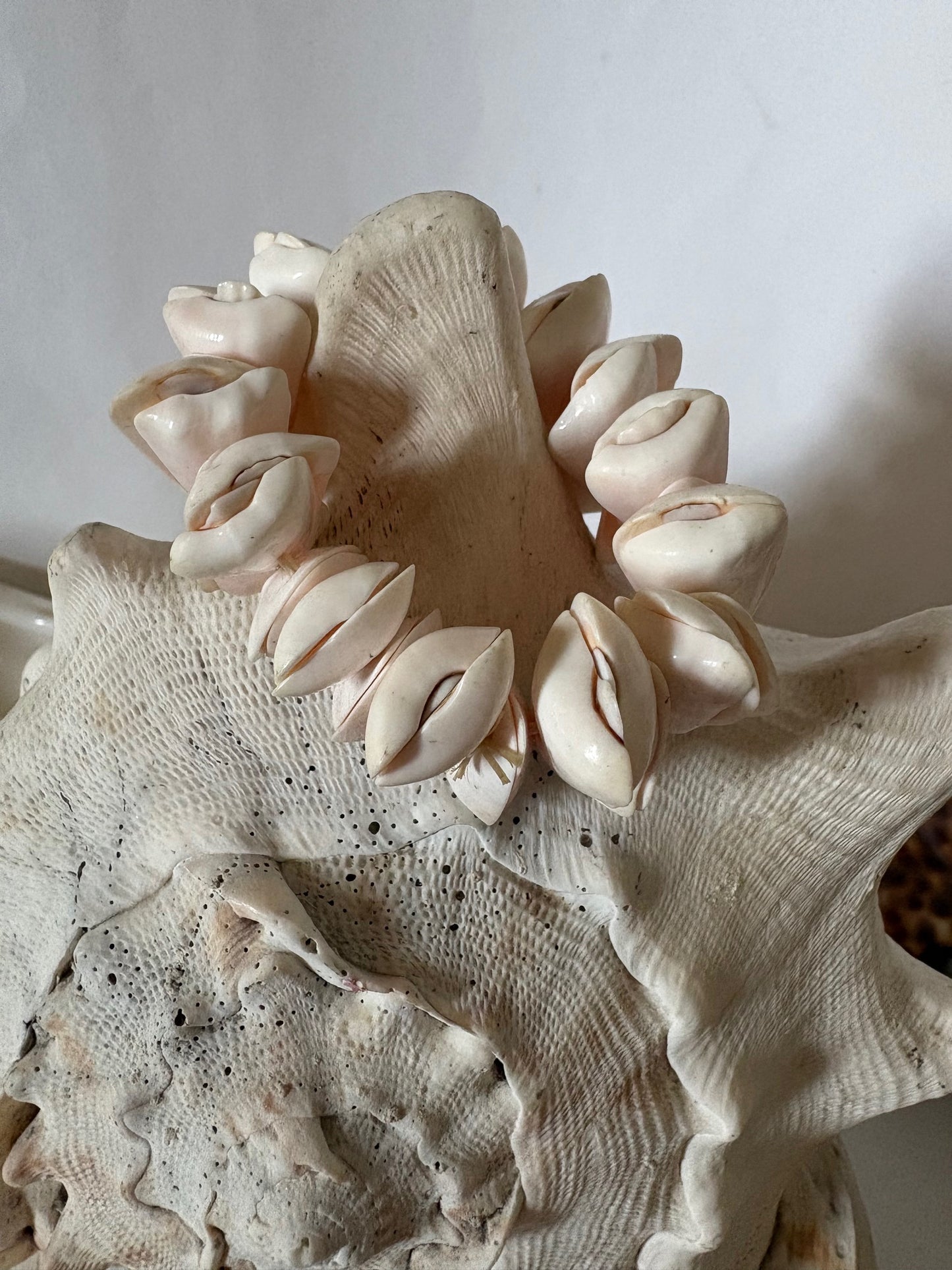 Vintage Muschelarmband in Blütenoptik – Elastisches Statement-Armband