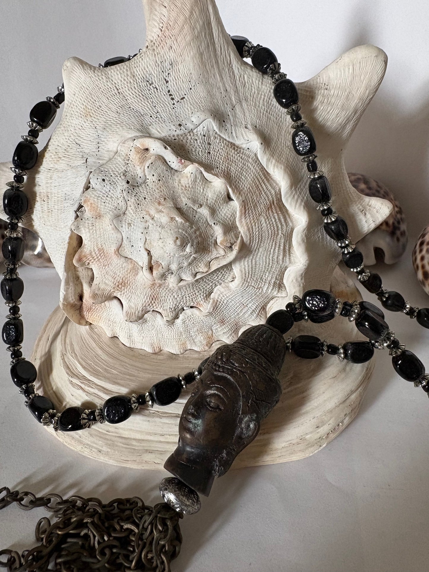 Vintage Halskette mit großem Anhänger – ca. 73 cm – dunkle Schmucksteine & dekorative Metall-Elemente