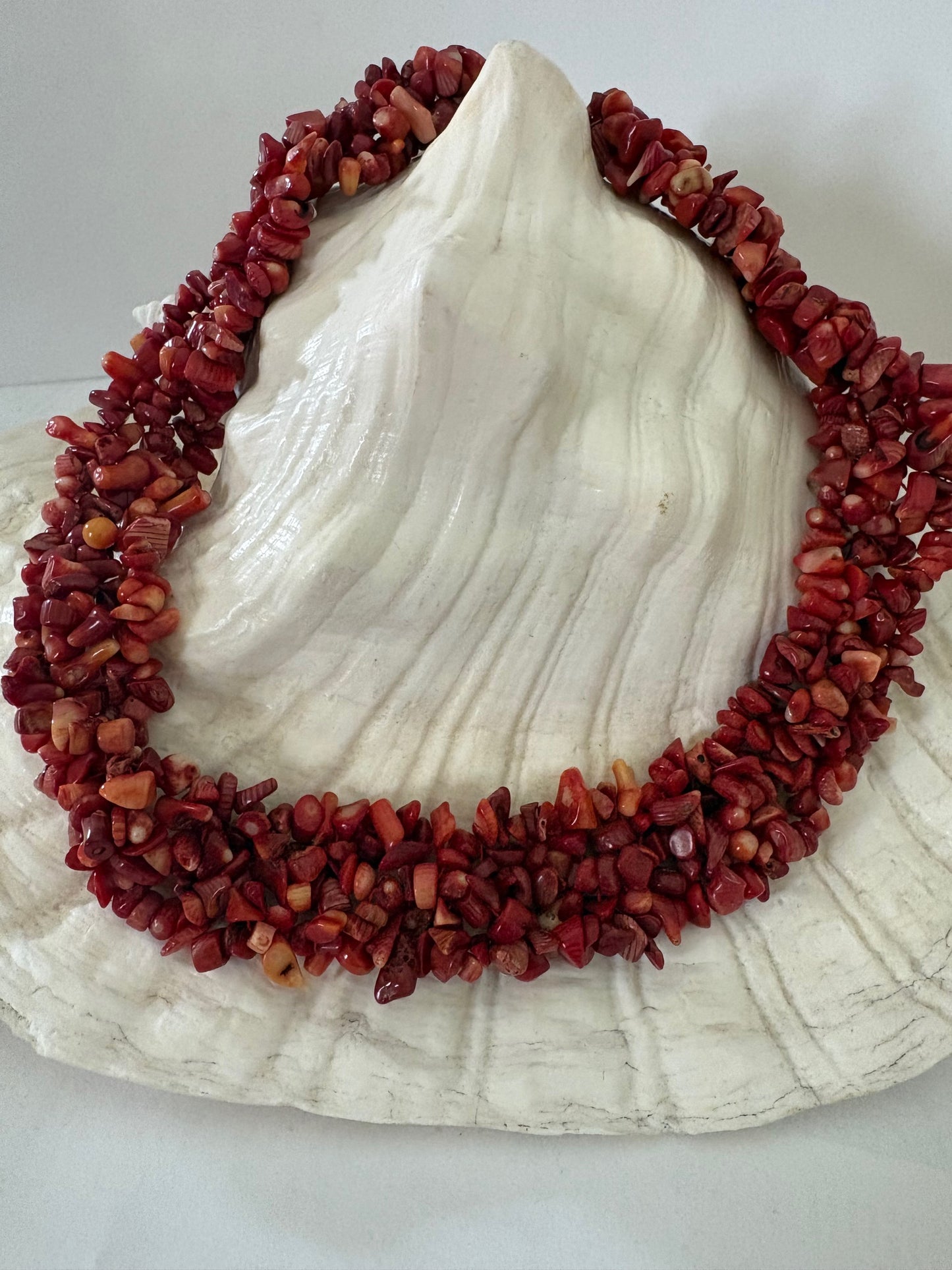 Vintage rote Korallenkette mit dekorativem Verschluss – klassisch & ausdrucksstark