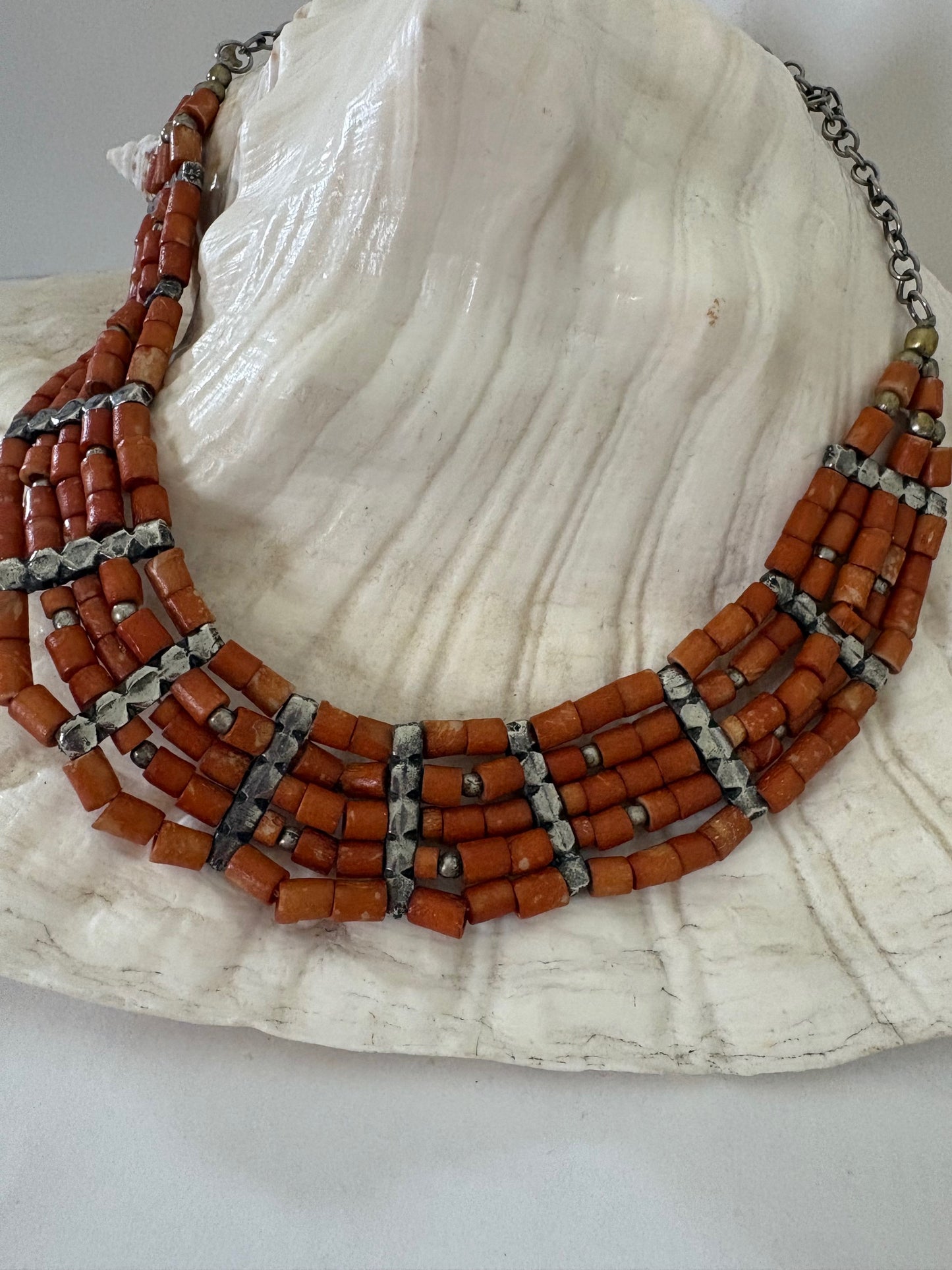 Mehrreihige Vintage-Korallenkette mit Metallelementen – klassisch & ausdrucksstark