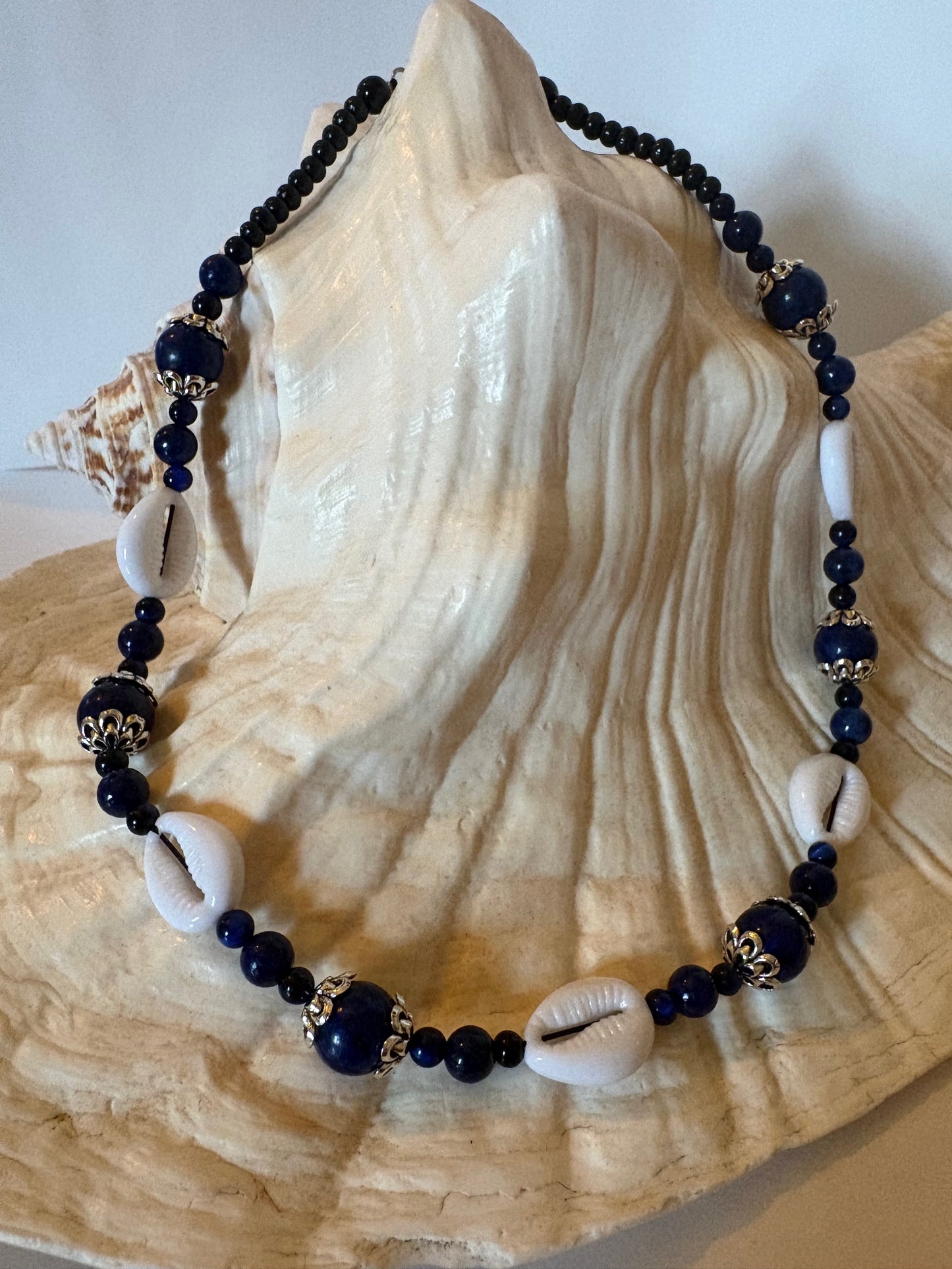 Handgefertigte Lapislazuli-Kette mit Muscheln – ca. 41,5 cm