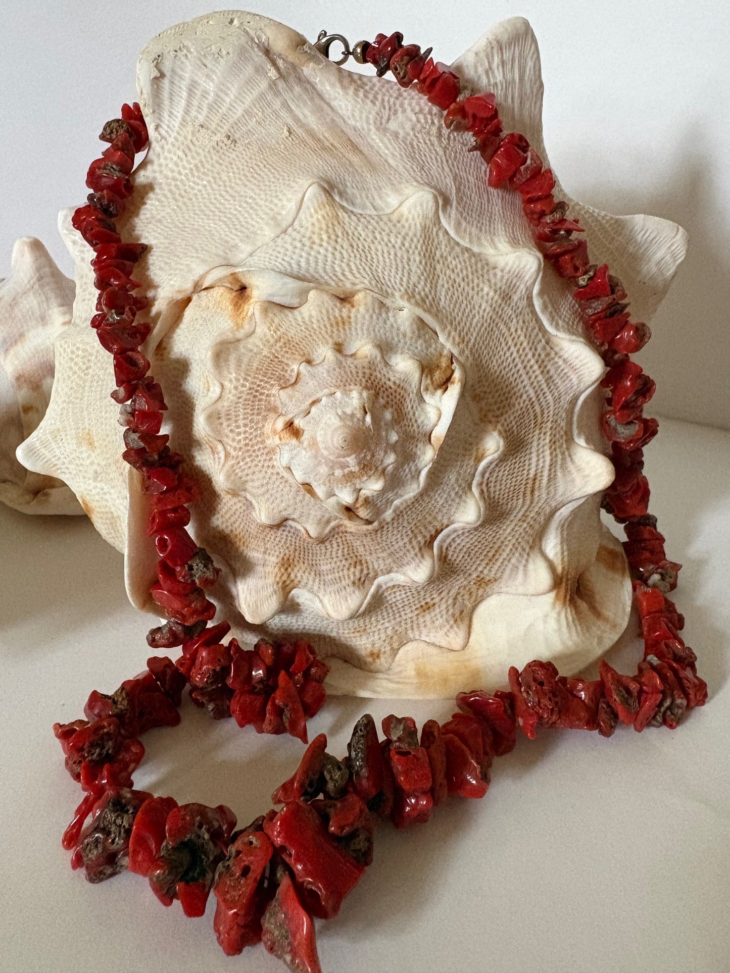 Vintage rote Korallenkette – lange Kette mit naturbelassenen Korallenstücken, ca. 65 cm