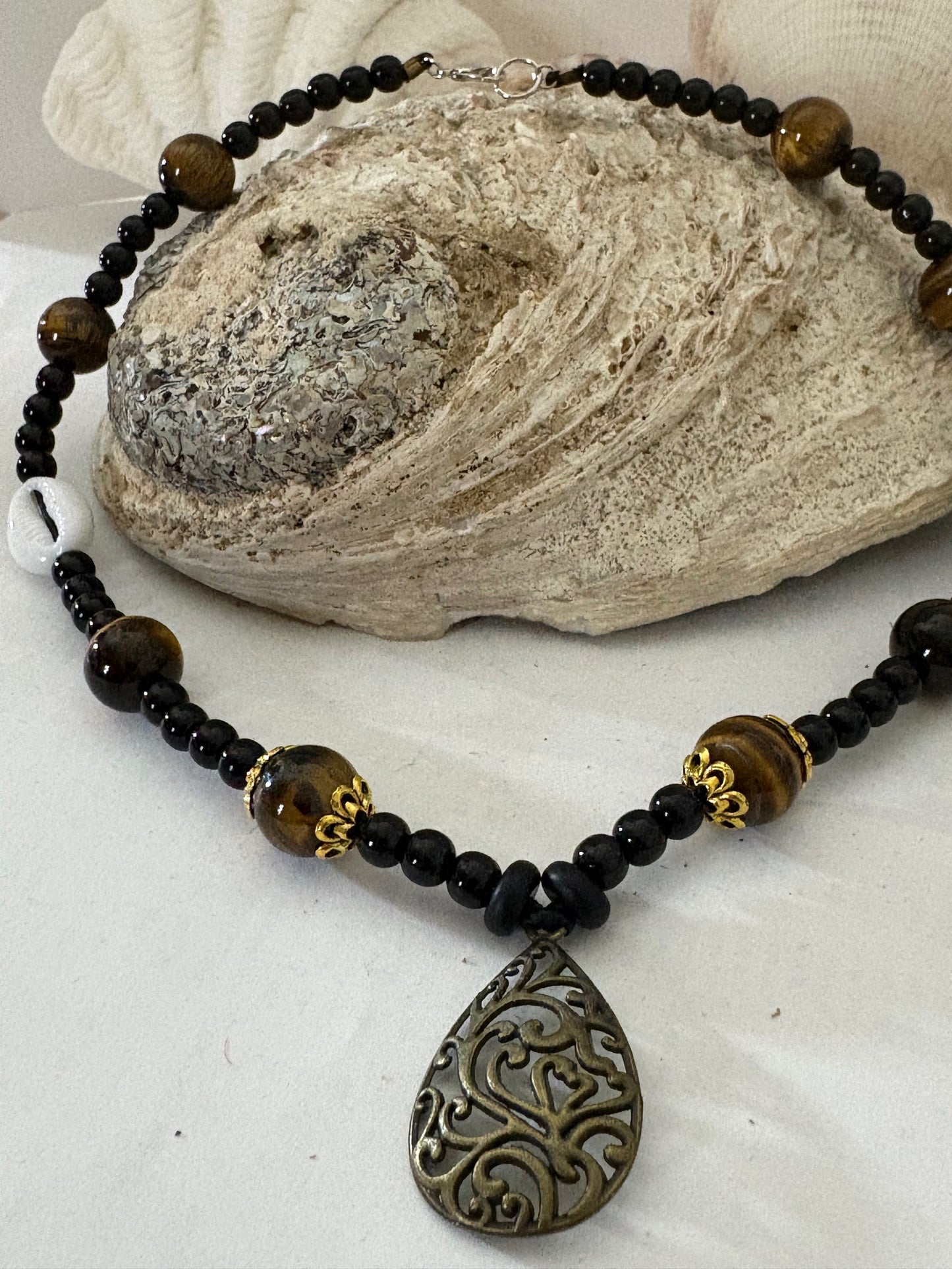 Handgefertigte Tigerauge-Kette mit Ornament-Anhänger – 40 cm – Boho Unikat