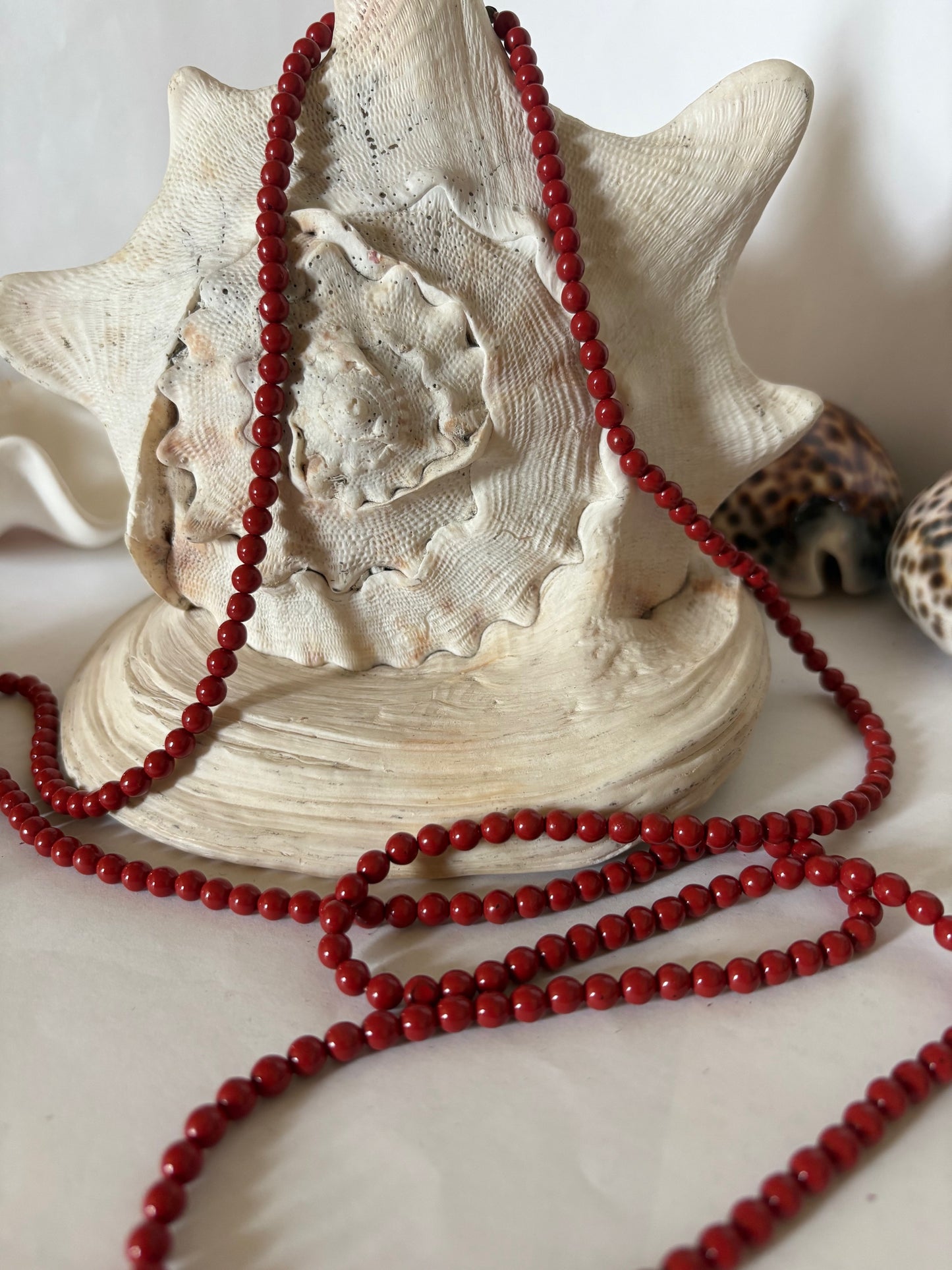 Lange Vintage Korallenkette mit Kugeln in intensivem Rot – 118 cm