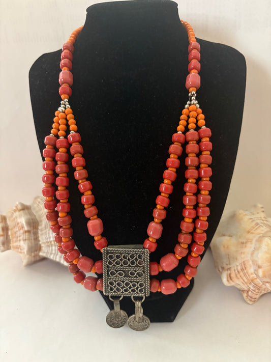Klassische Vintage-Korallenkette in warmen Rot- und Orangetönen