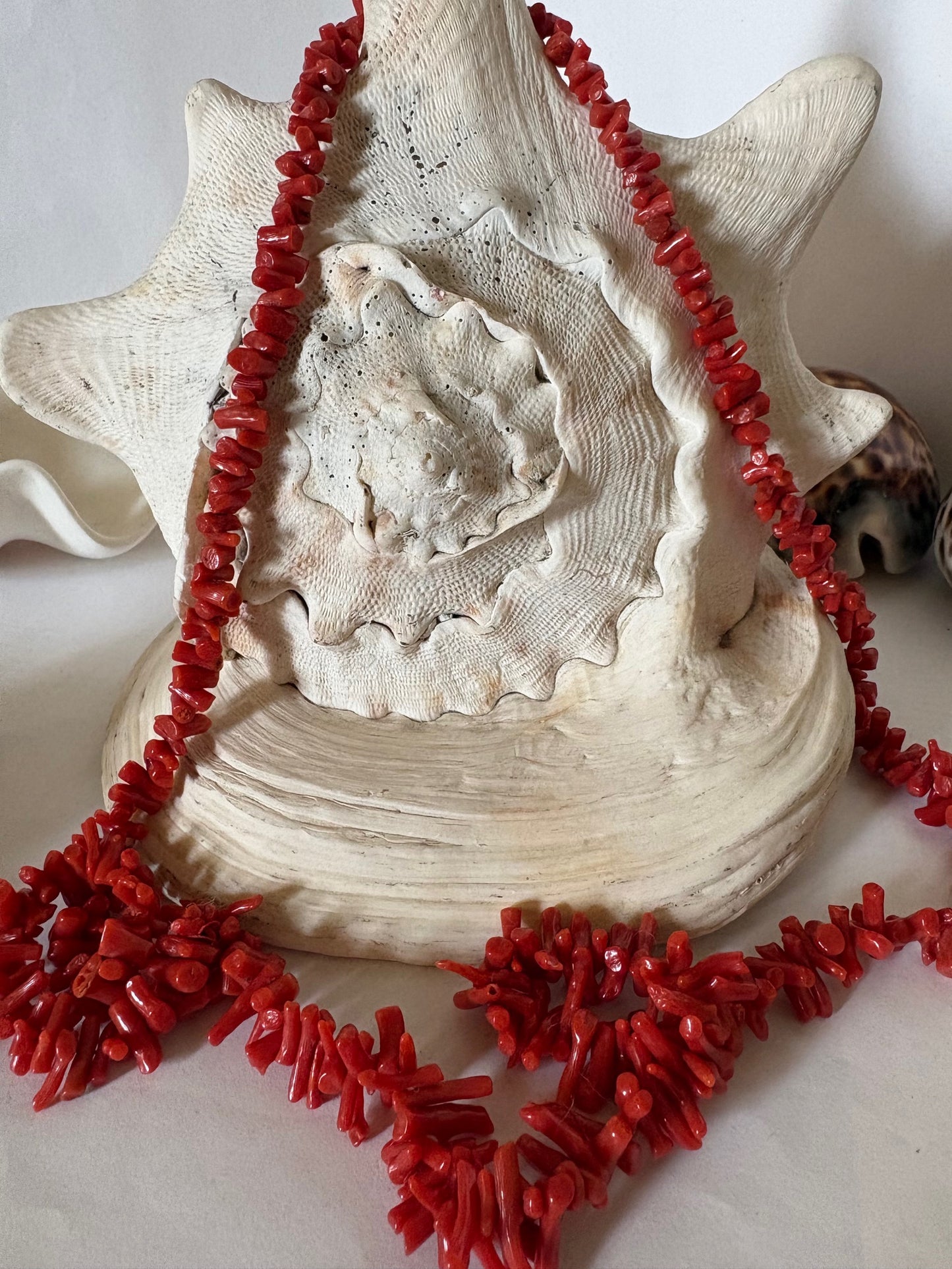 Lange Vintage Korallenkette in kräftigem Rot – 89 cm Statement-Halskette aus Naturkoralle