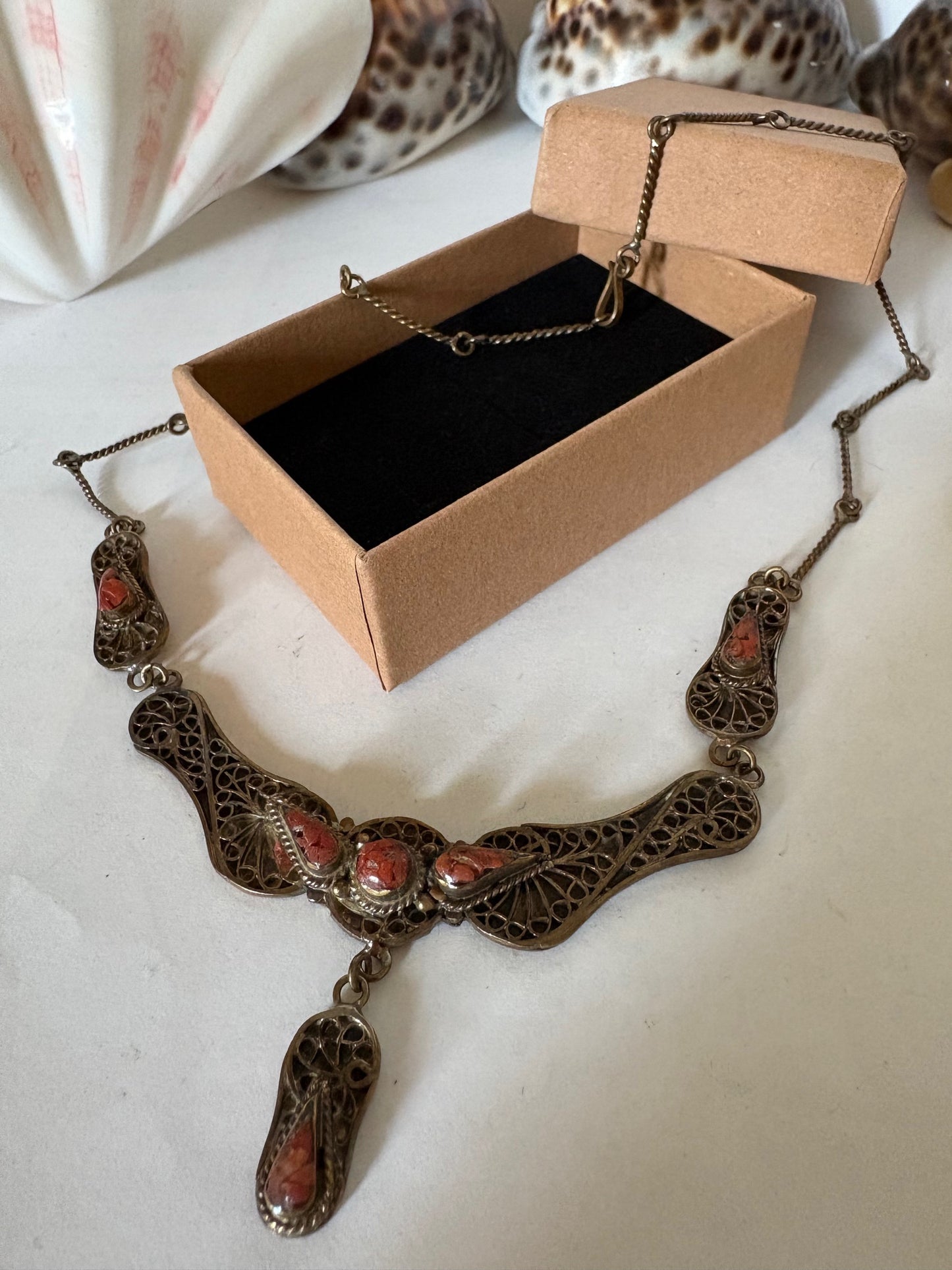 Vintage Korallen Collier mit Zierelementen – Antik inspirierte Halskette mit Metallornamenten