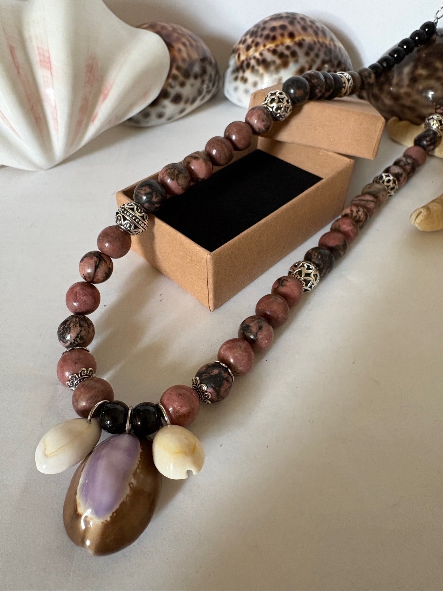 Boho Statement Halskette mit Rhodonit & Muschelanhänger – Handgefertigtes Unikat