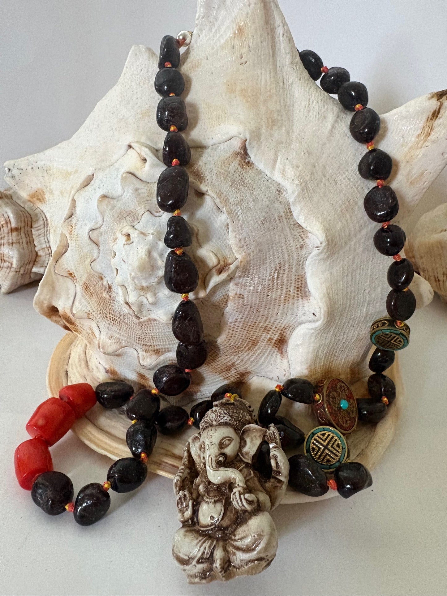 Lange handgefertigte Kette aus natürlichem Granat und Lachs-Koralle mit Ganesha-Anhänger (925 Silber)