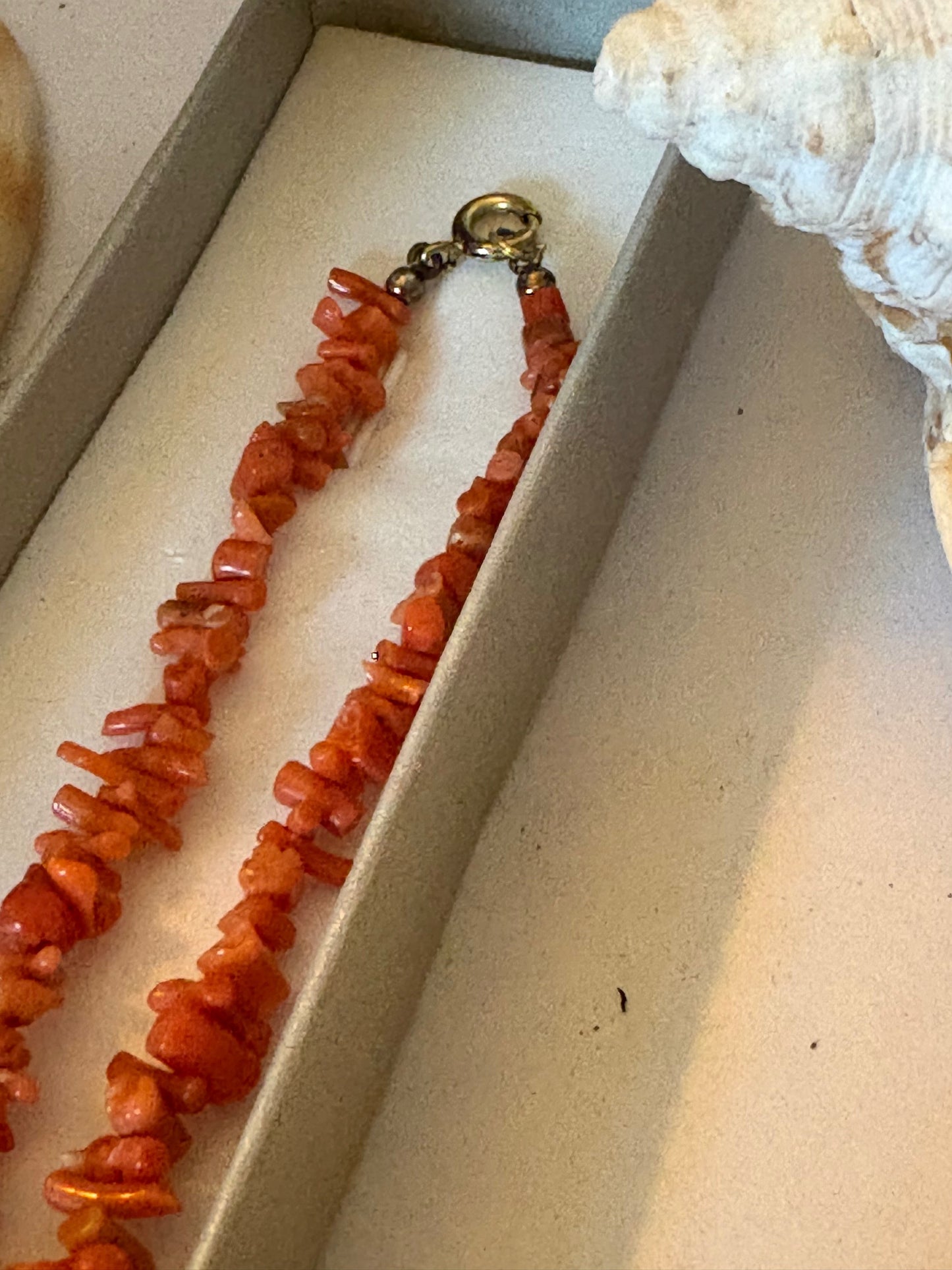 Vintage Korallenkette mit roter Mittelmeer-Koralle und 18 kt Gelbgoldverschluss