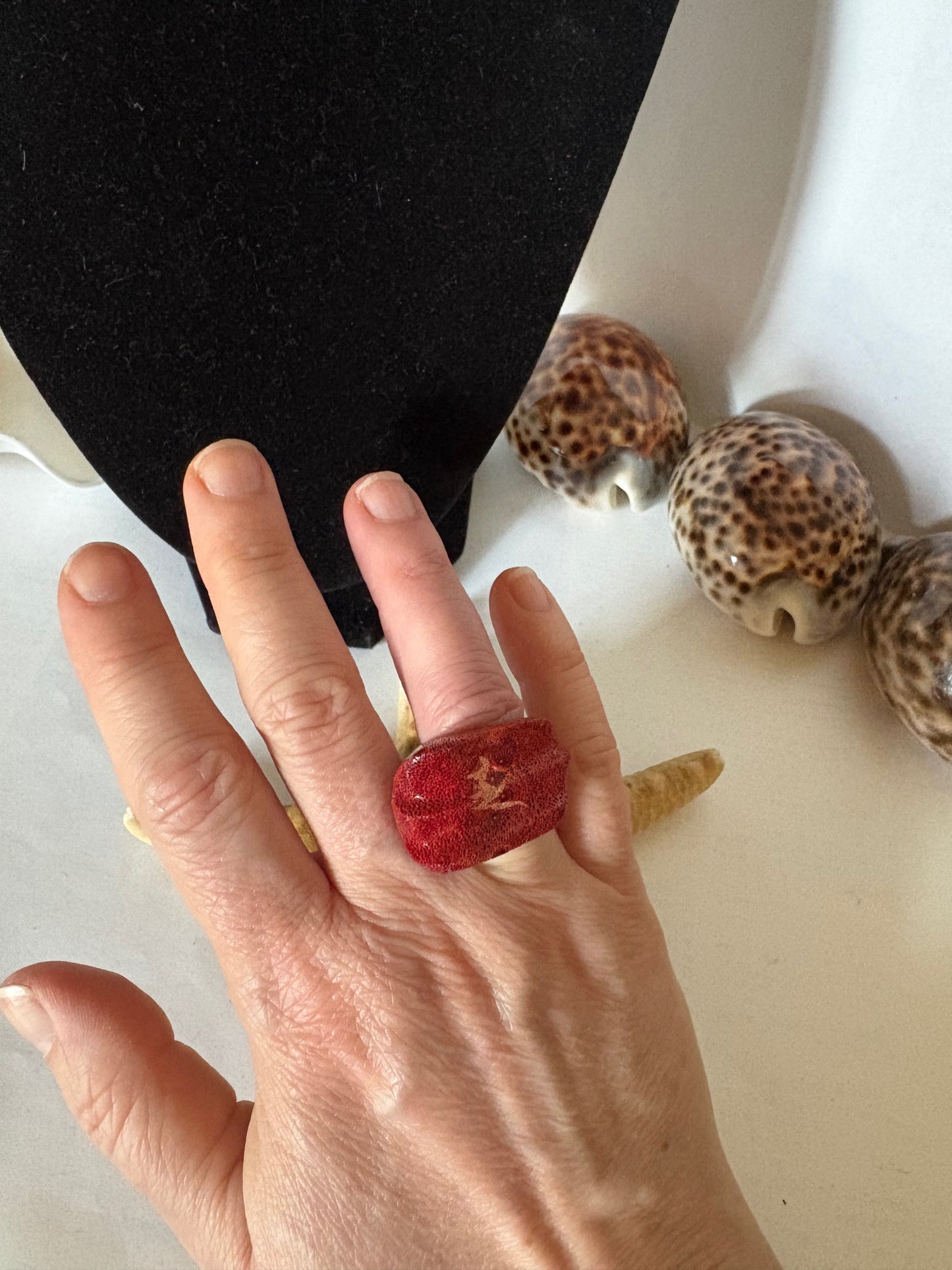 Vintage Korallenring in kräftigem Rot – Massiver Statement-Ring