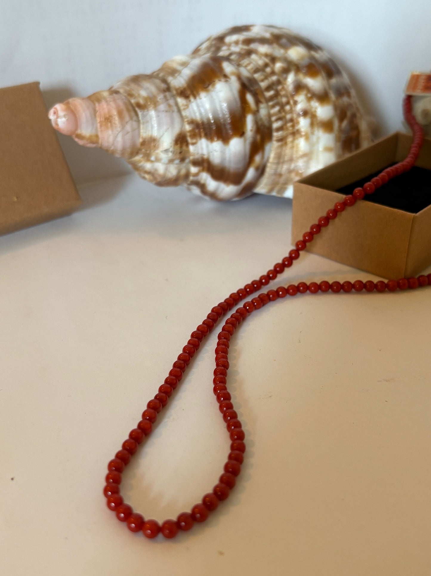 Feine Vintage Korallenkette 60 cm – Zarte Rot-Orange Perlen mit Goldoptik Verschluss