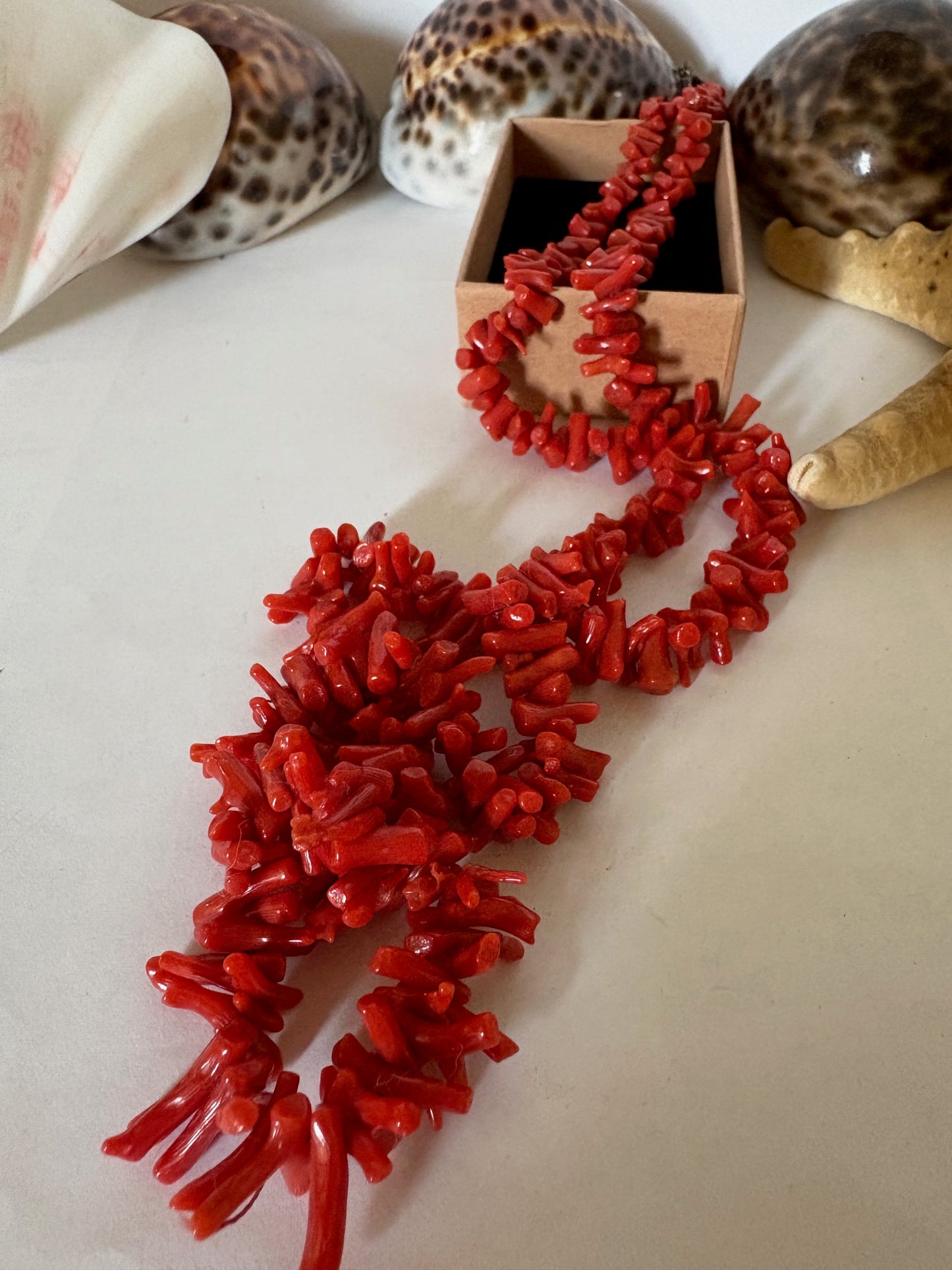 Lange Vintage Korallenkette in kräftigem Rot – 89 cm Statement-Halskette aus Naturkoralle