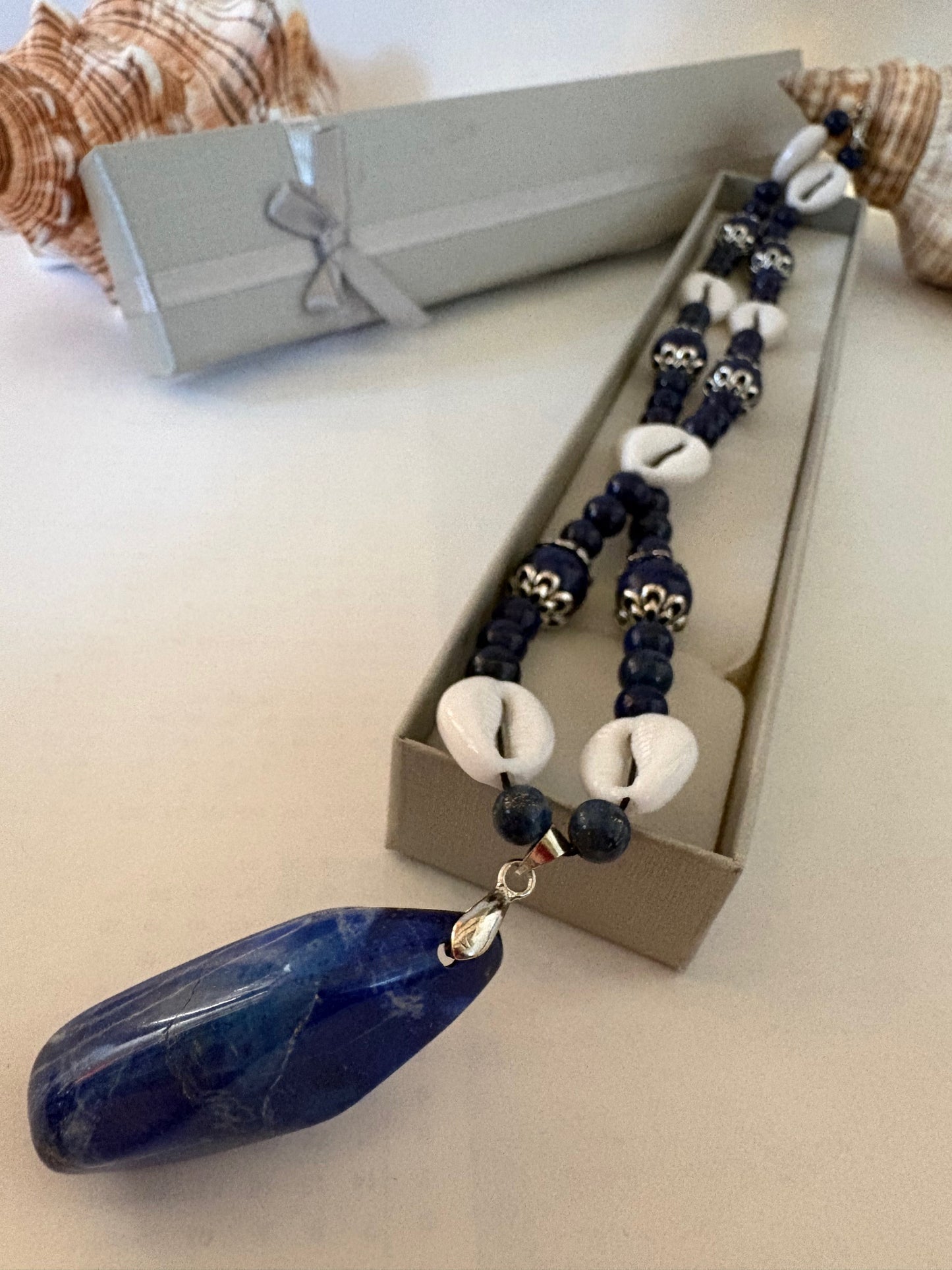 Handgefertigte Halskette aus Lapislazuli & Muscheln – ca. 47,5 cm