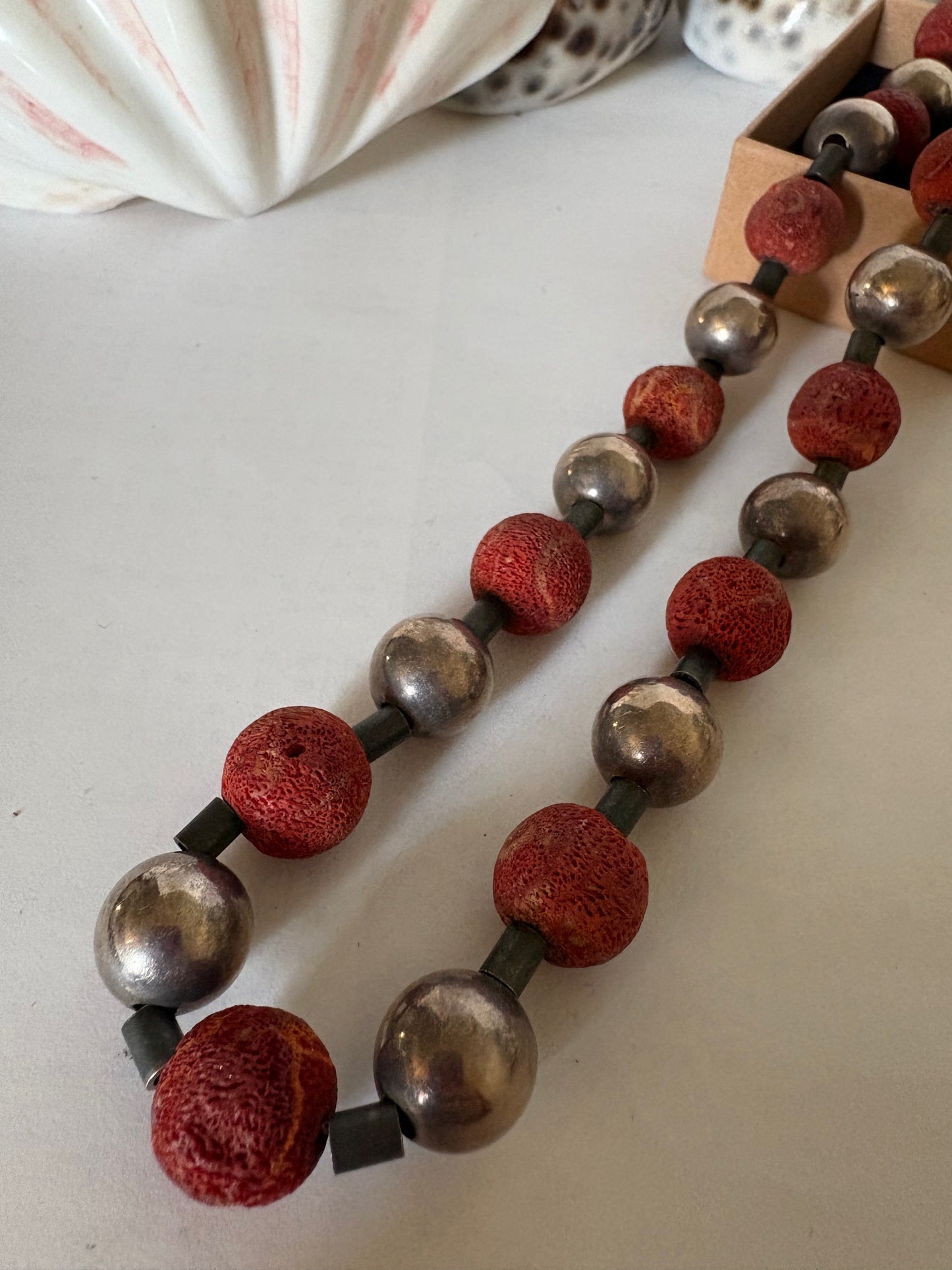 Vintage Korallenkette mit großen Kugeln und Metallakzenten – 48 cm Statement-Collier