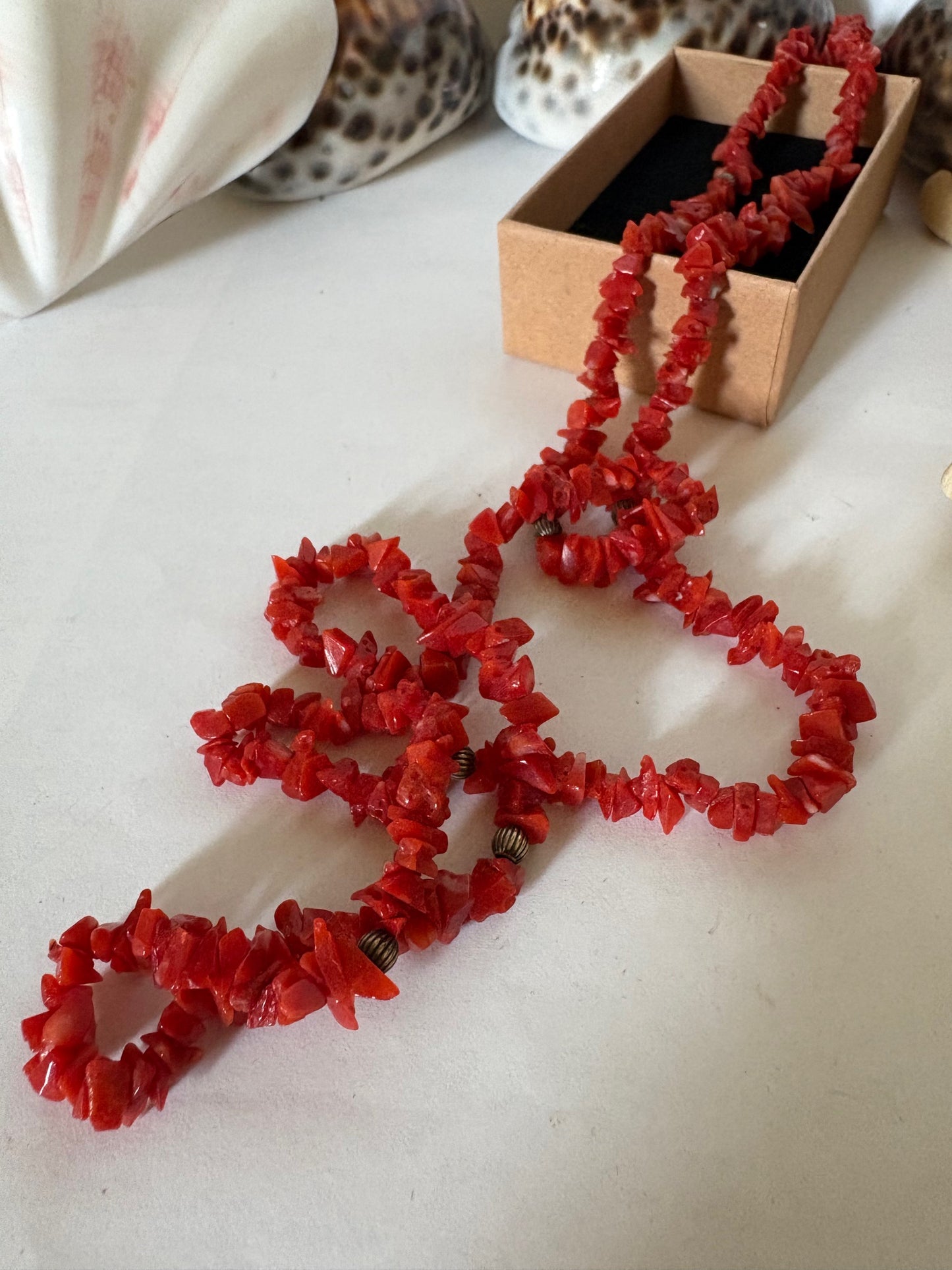 Lange Vintage Korallenkette in kräftigem Rot – 89,5 cm leichte Splitterkette